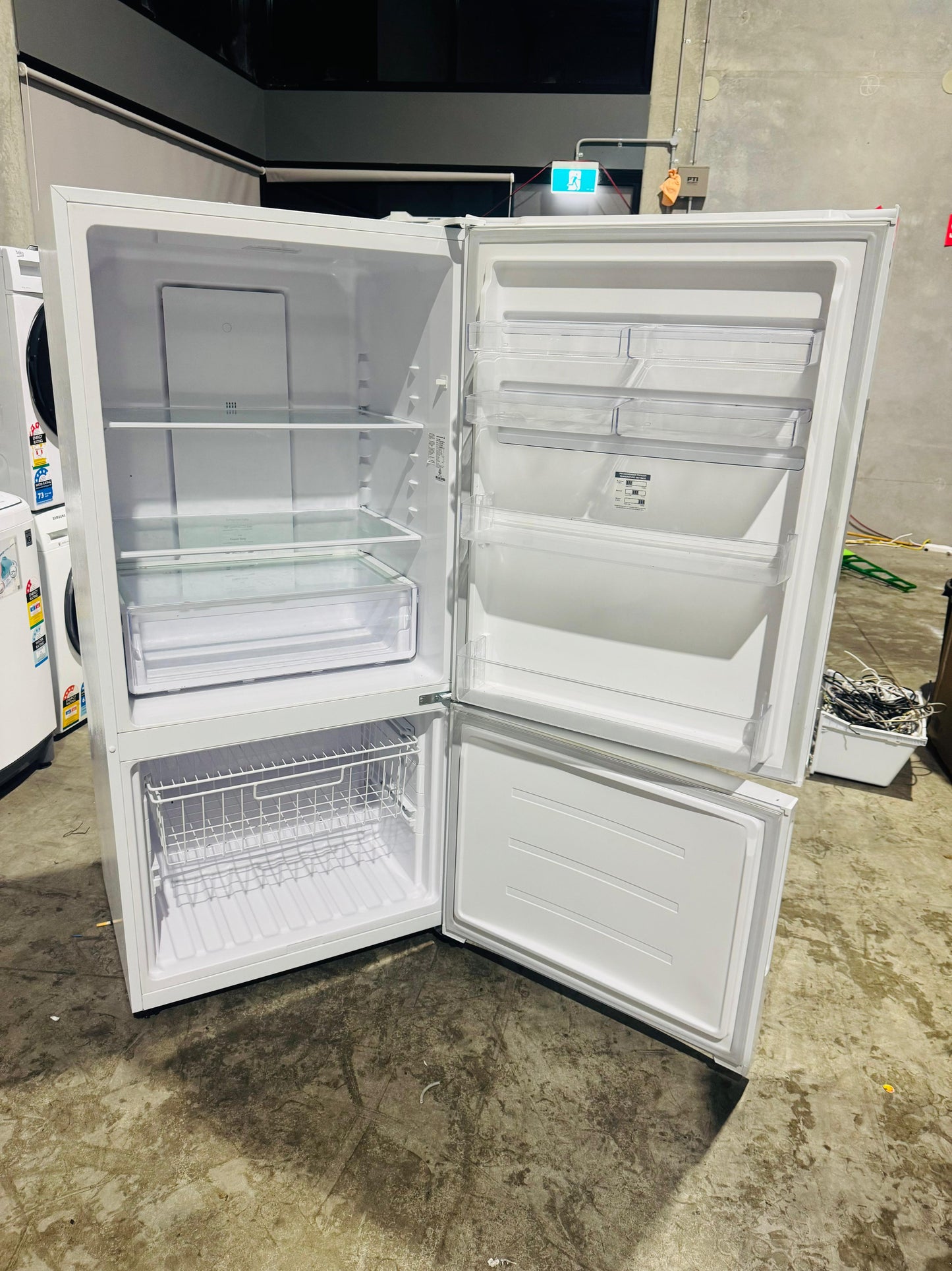 KELVINATOR 529 LITRES FRIDGE FREEZER