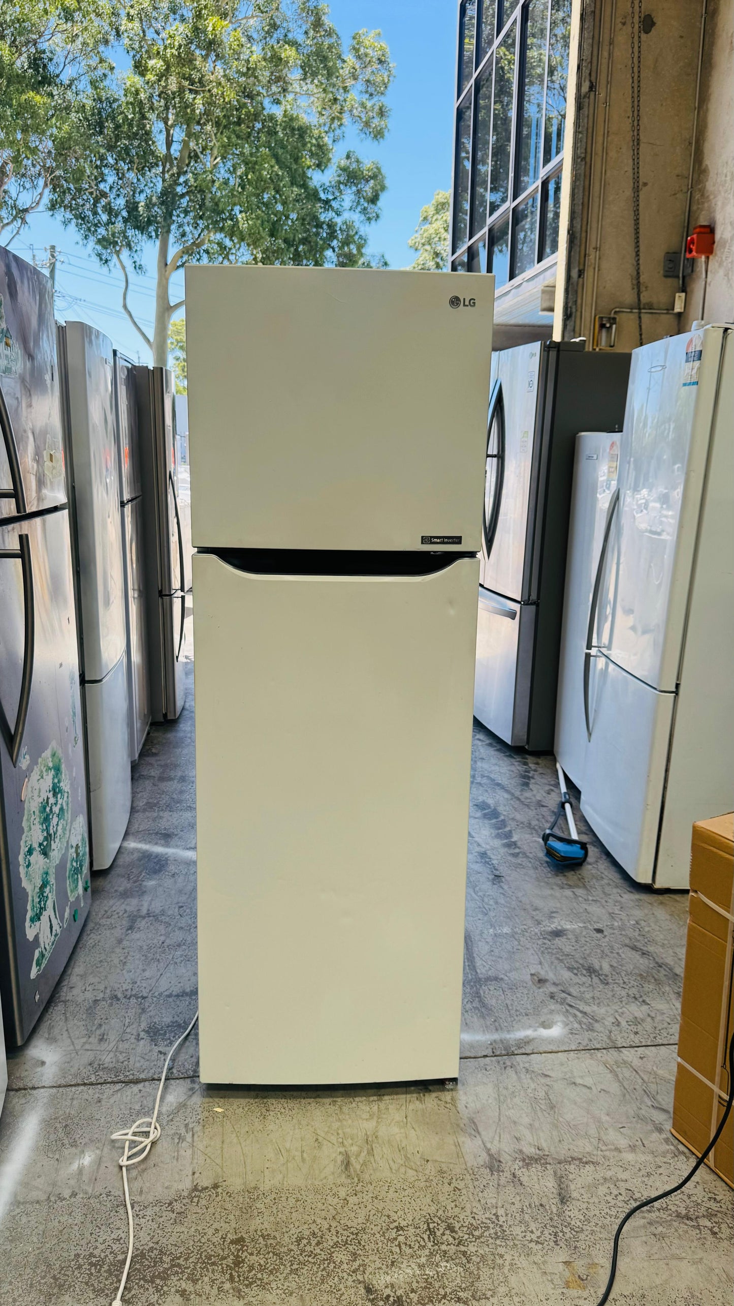 LG 279 LITRES FRIDGE FREEZER