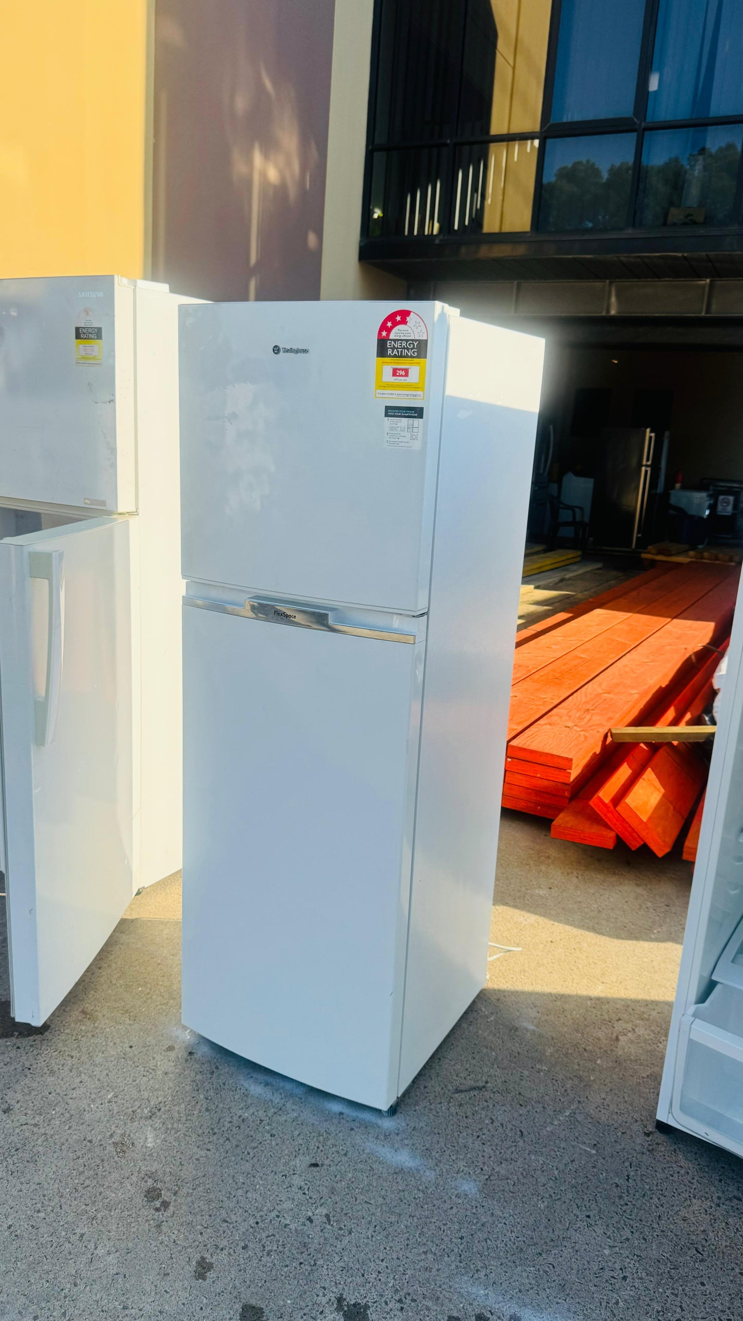 WESTINGHOUSE 275 LITRES FRIDGE FREEZER