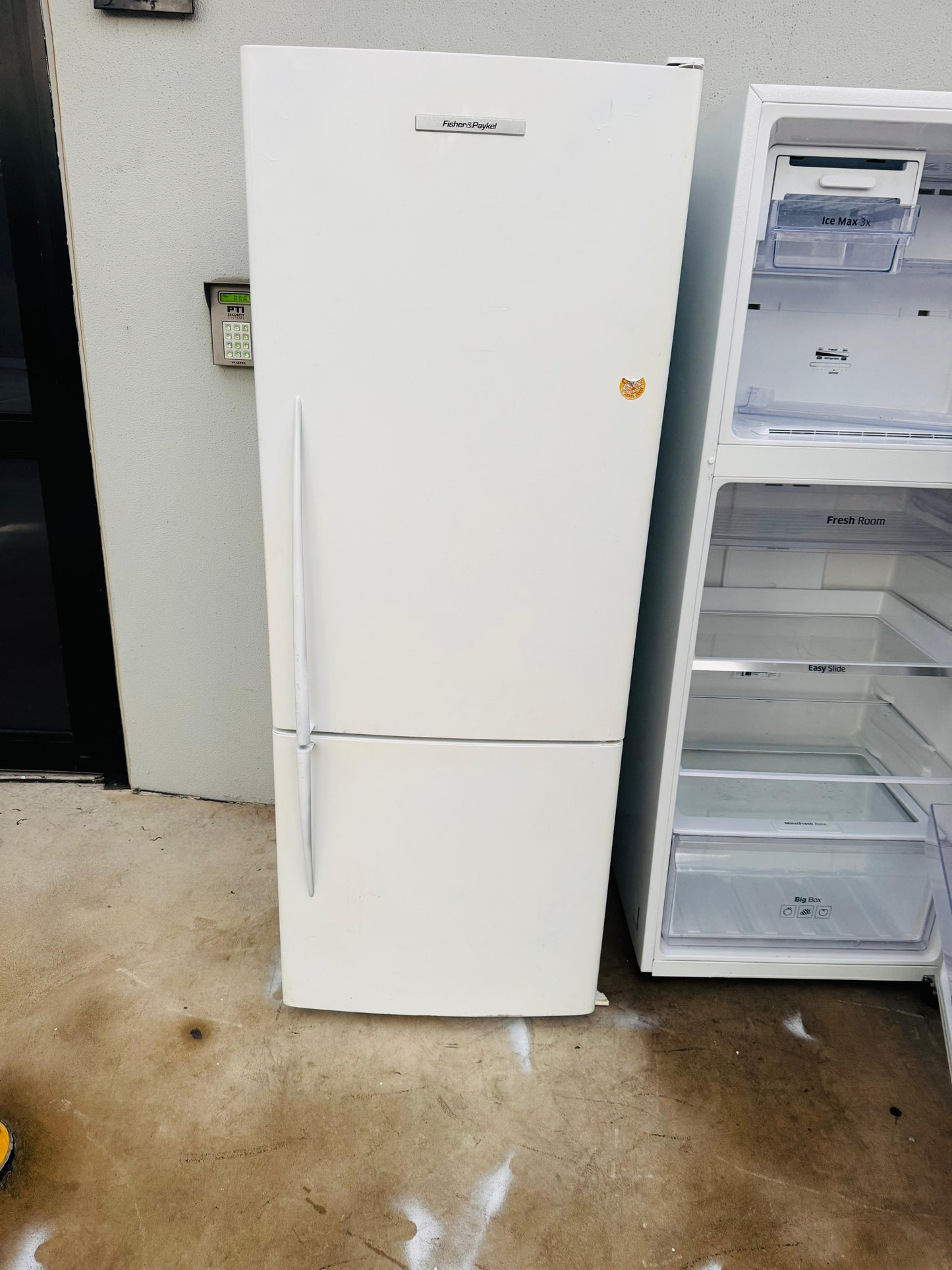 FISHER AND PAYKEL 403 LITRES FRIDGE FREEZER