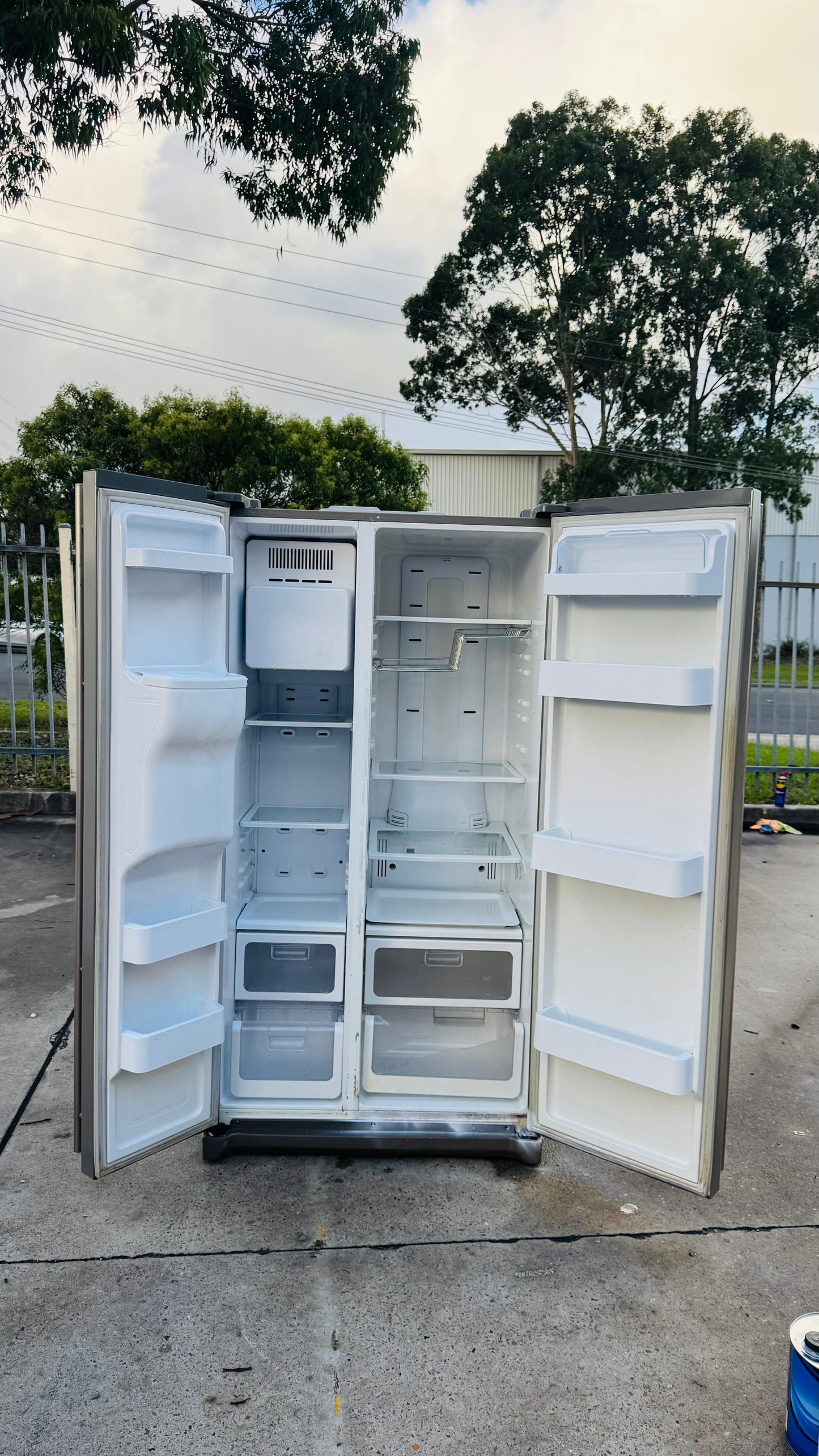 SAMSUNG 702 LITRES SIDE BY SIDE DOOR FRIDGE FREEZER