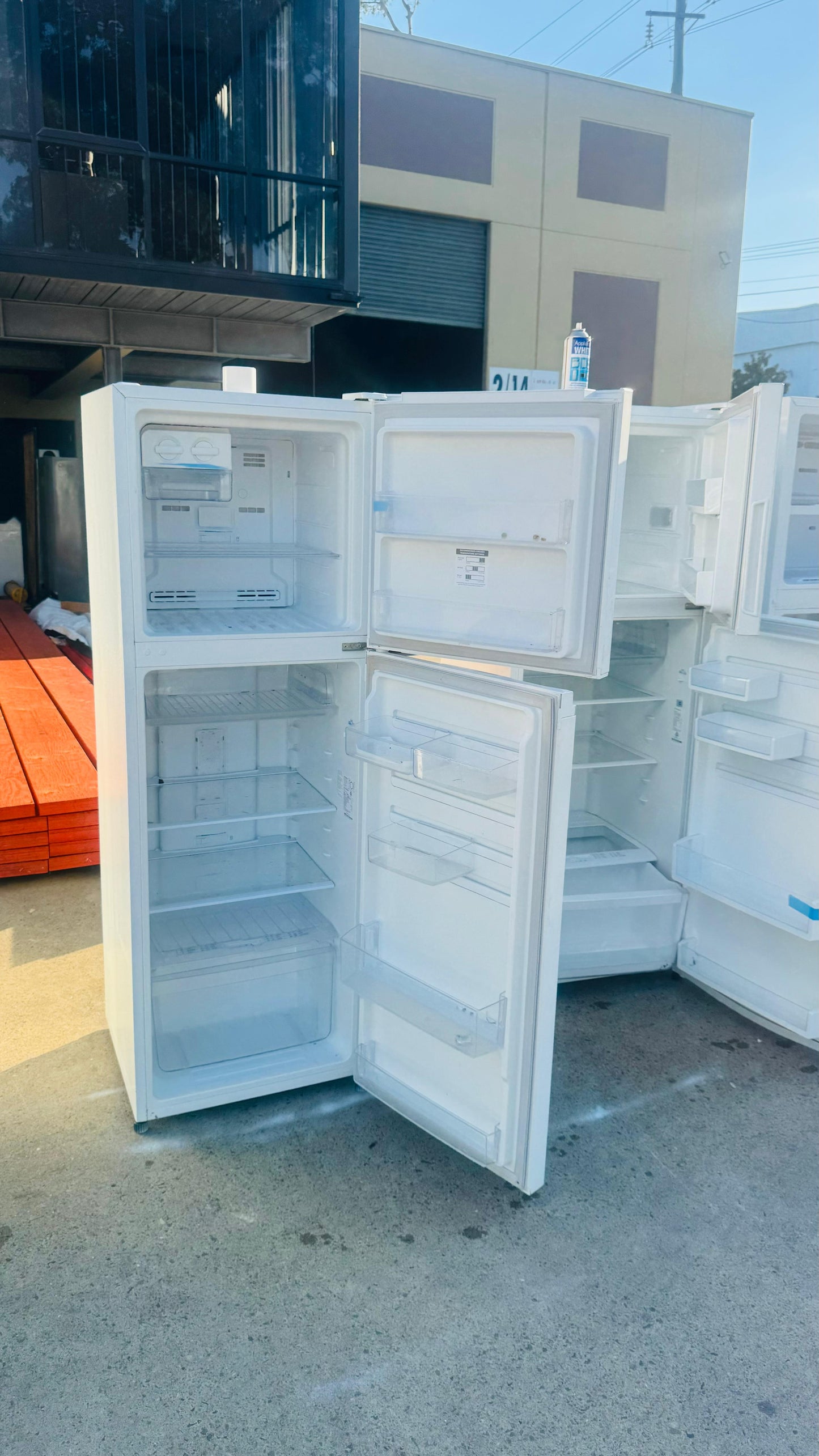 WESTINGHOUSE 275 LITRES FRIDGE FREEZER