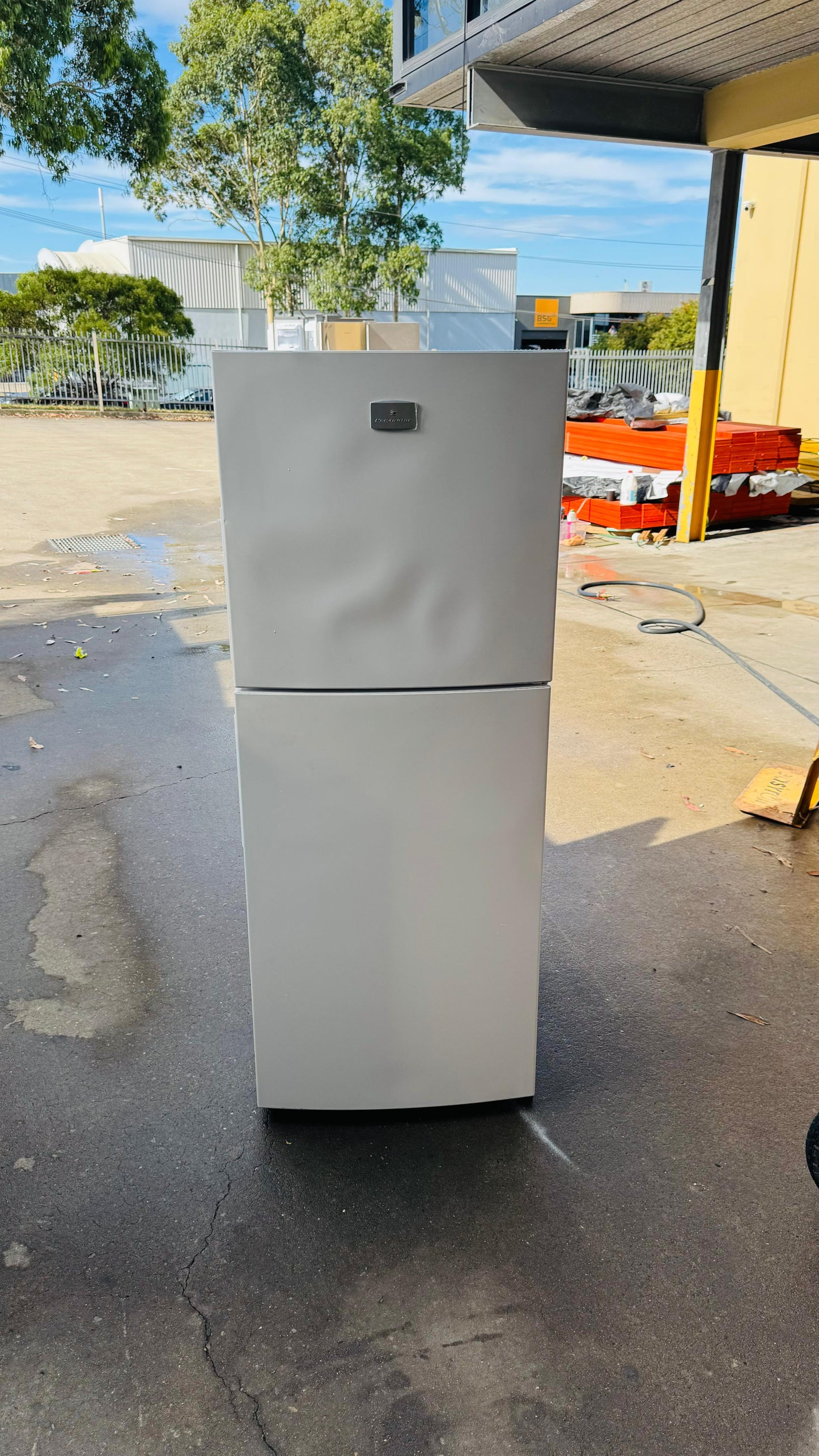 KELVINATOR 231 LITRES FRIDGE FREEZER