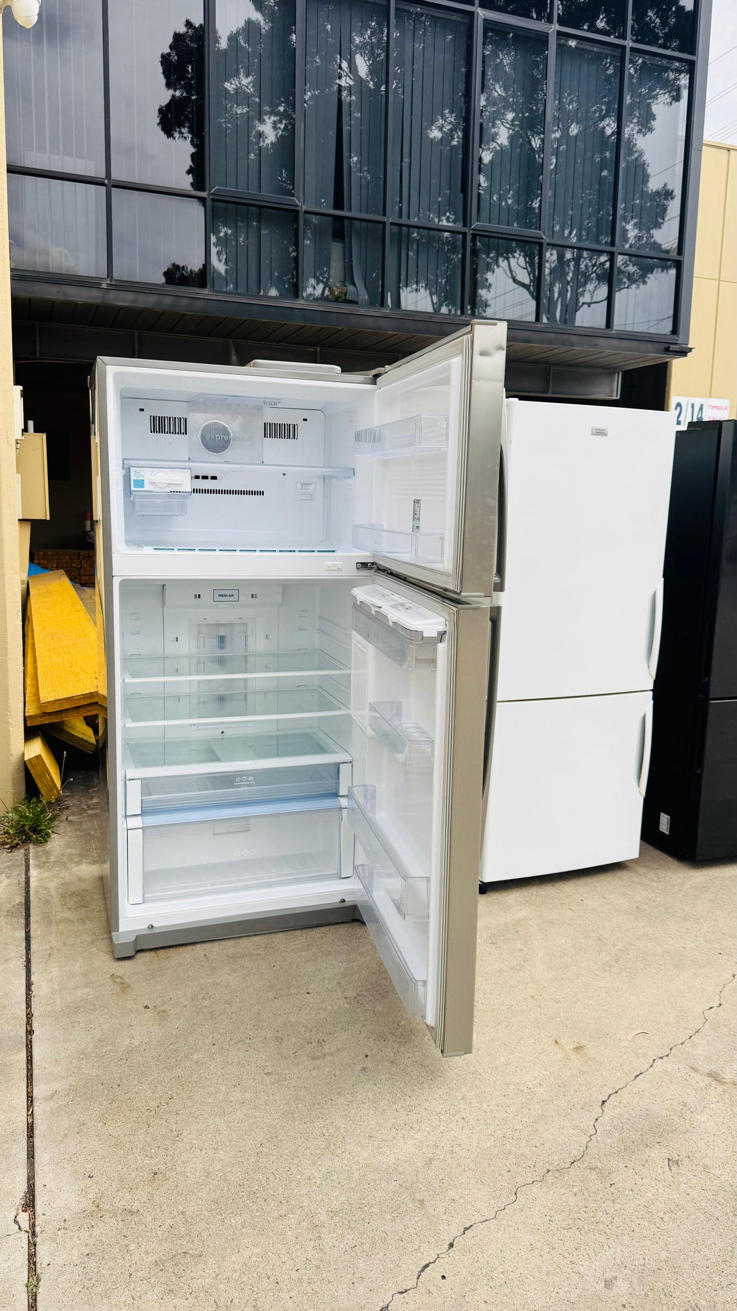 LG 564 LITRES FRIDGE FREEZER & WATER DISPENSER