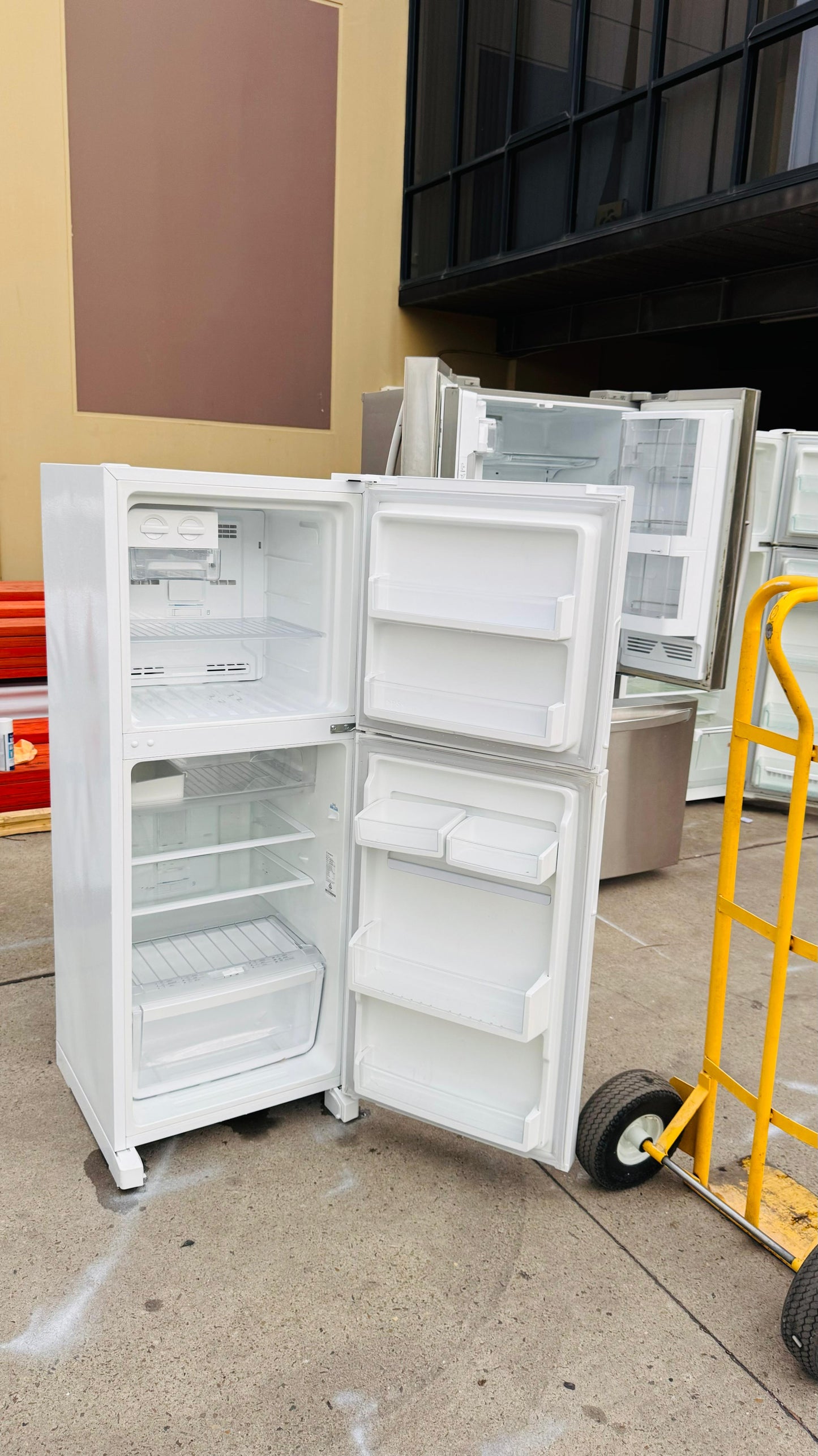 WESTINGHOUSE 231 LITRES FRIDGE FREEZER