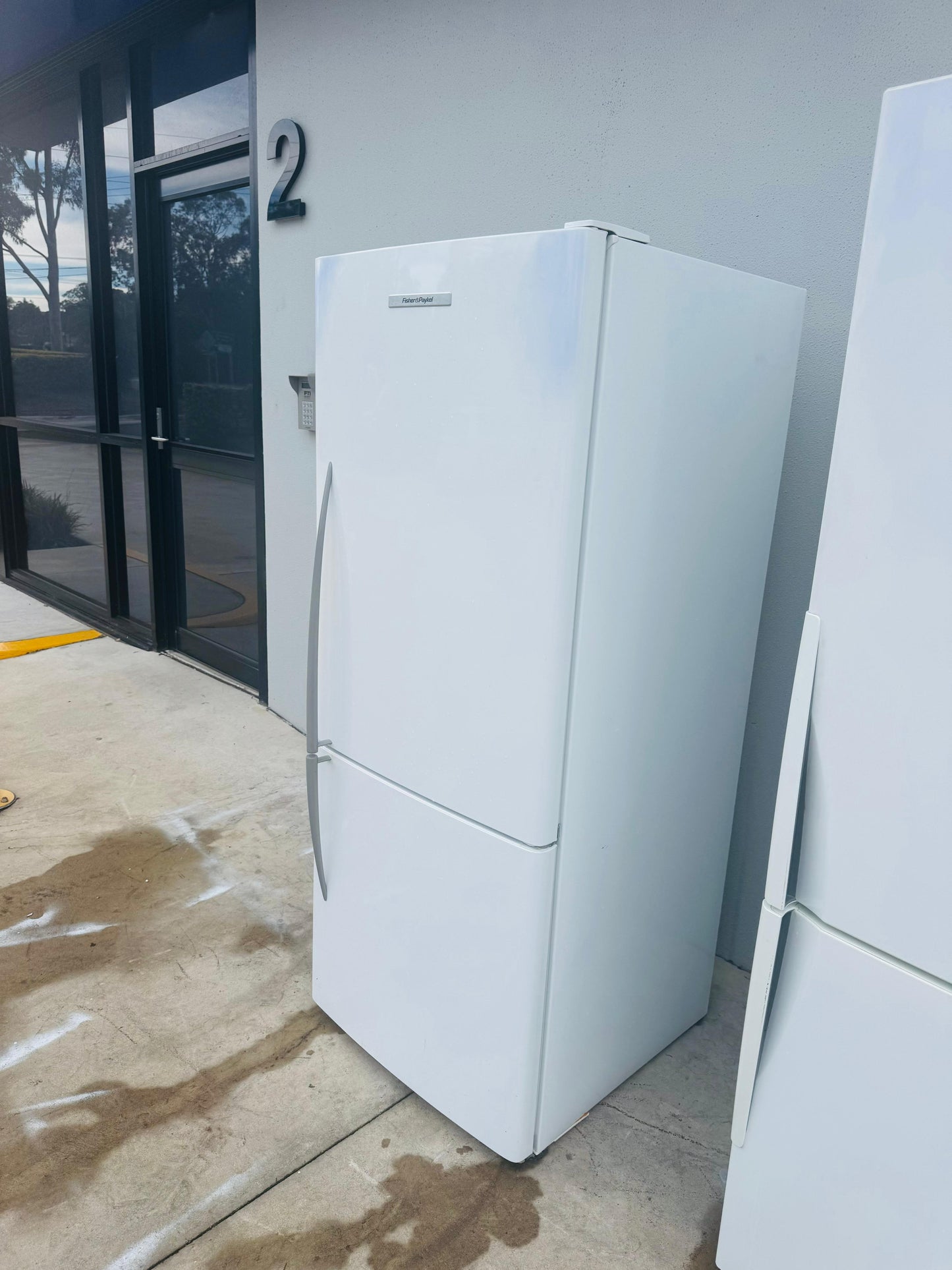 FISHER AND PAYKEL 373 LITRES FRIDGE FREEZER