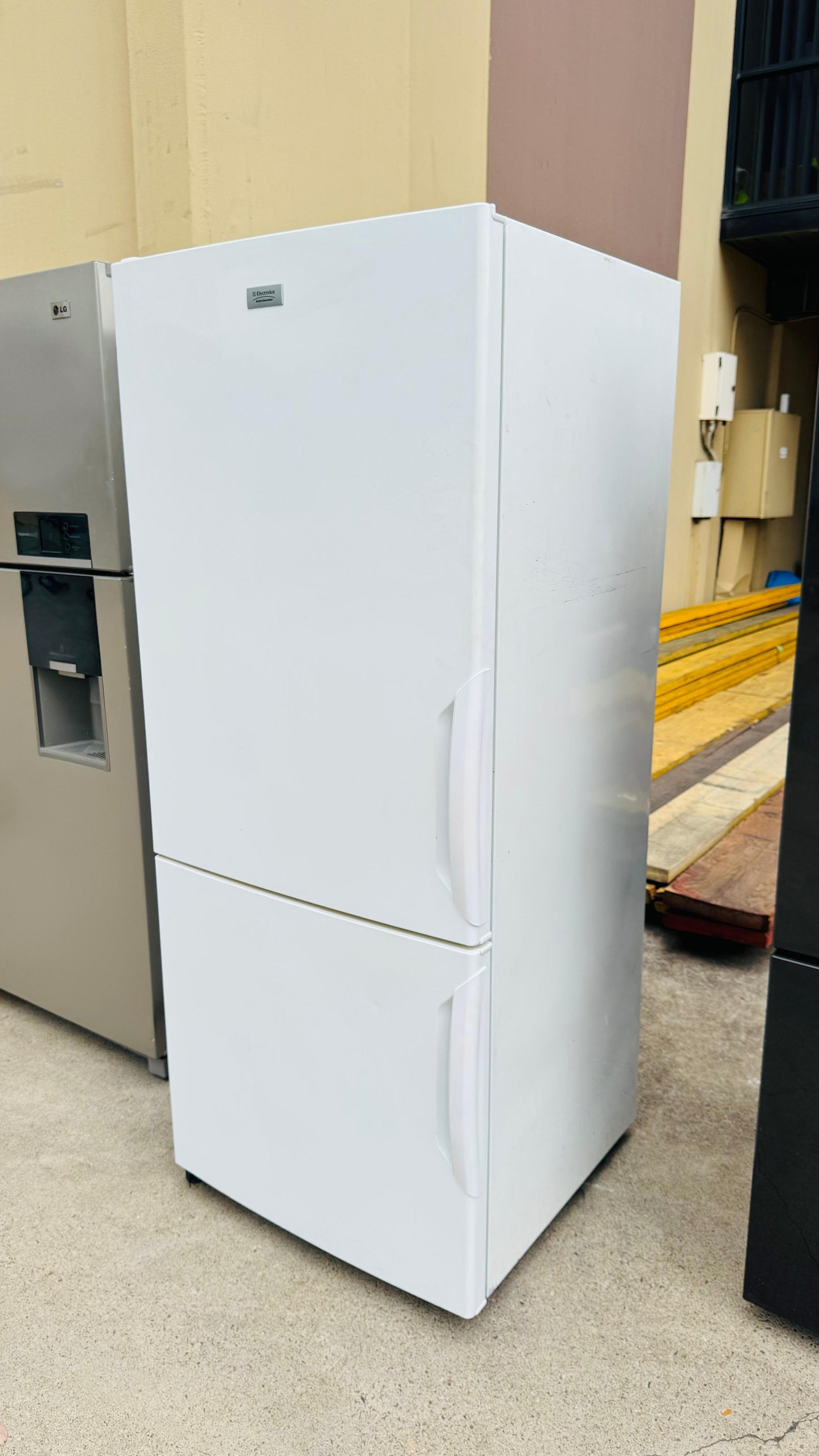 WESTINGHOUSE 431 LITRES FRIDGE FREEZER