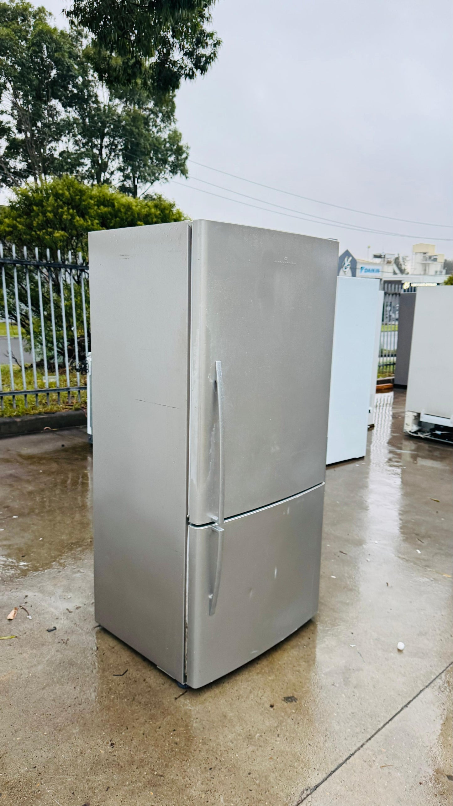 FISHER AND PAYKEL 519 LITRES FREEZER