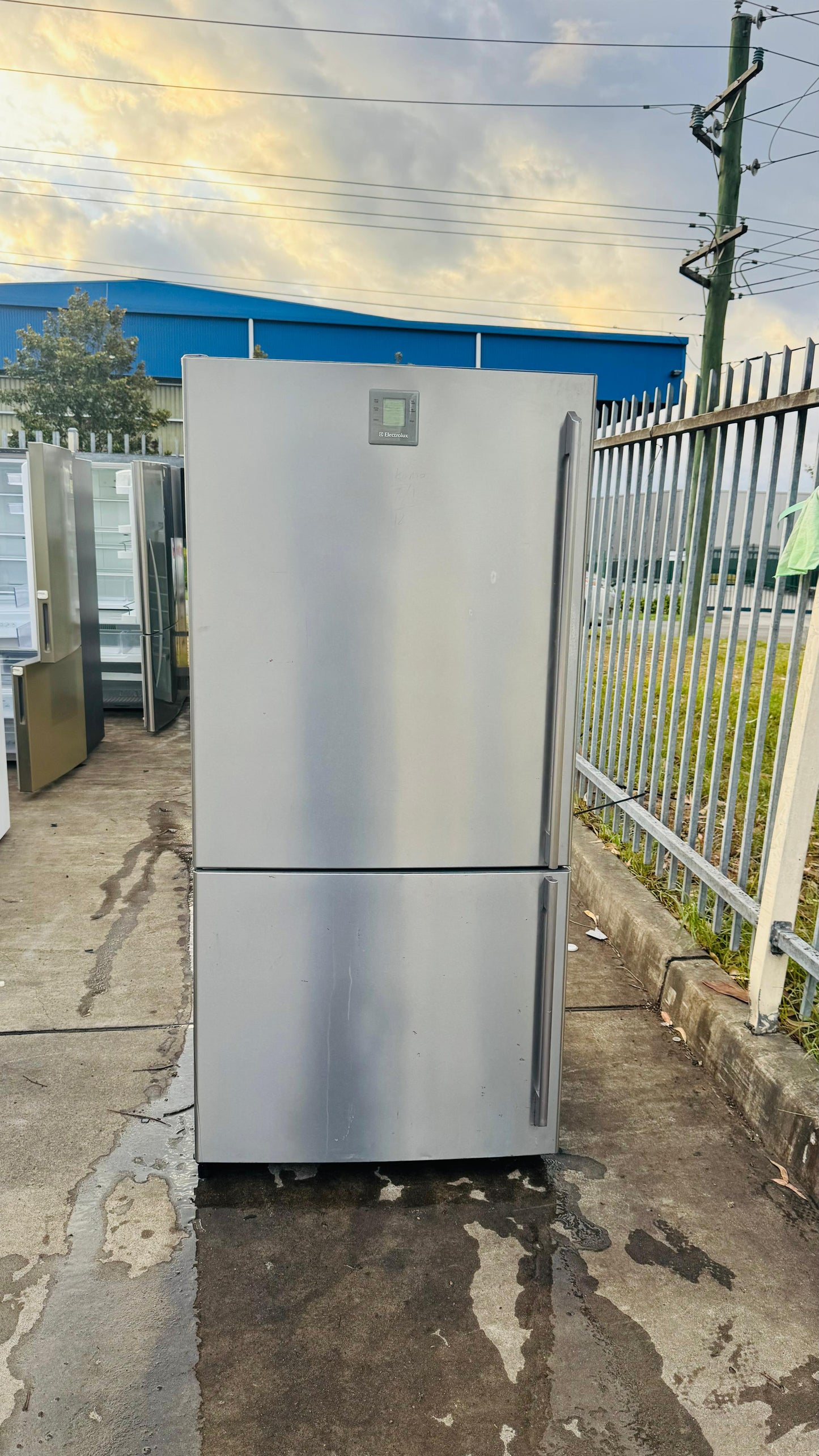 ELECTROLUX 510 LITRES FRIDGE FREEZER
