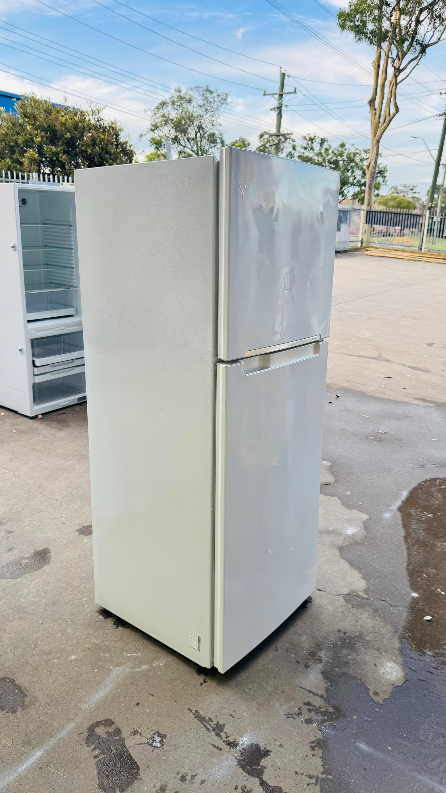SAMSUNG 318 LITRES FRIDGE FREEZER