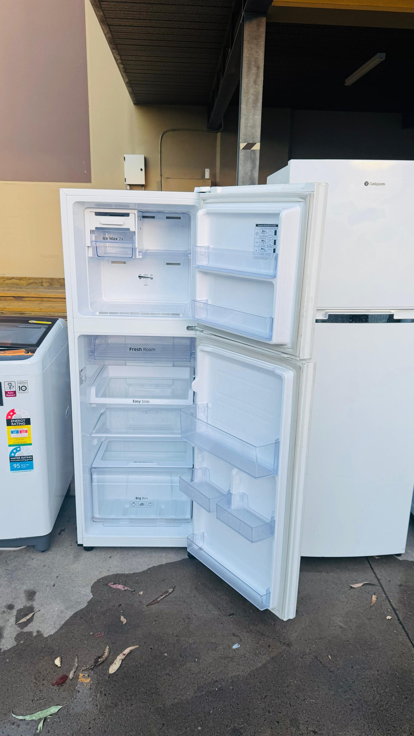 SAMSUNG 255 LITRES FRIDGE FREEZER