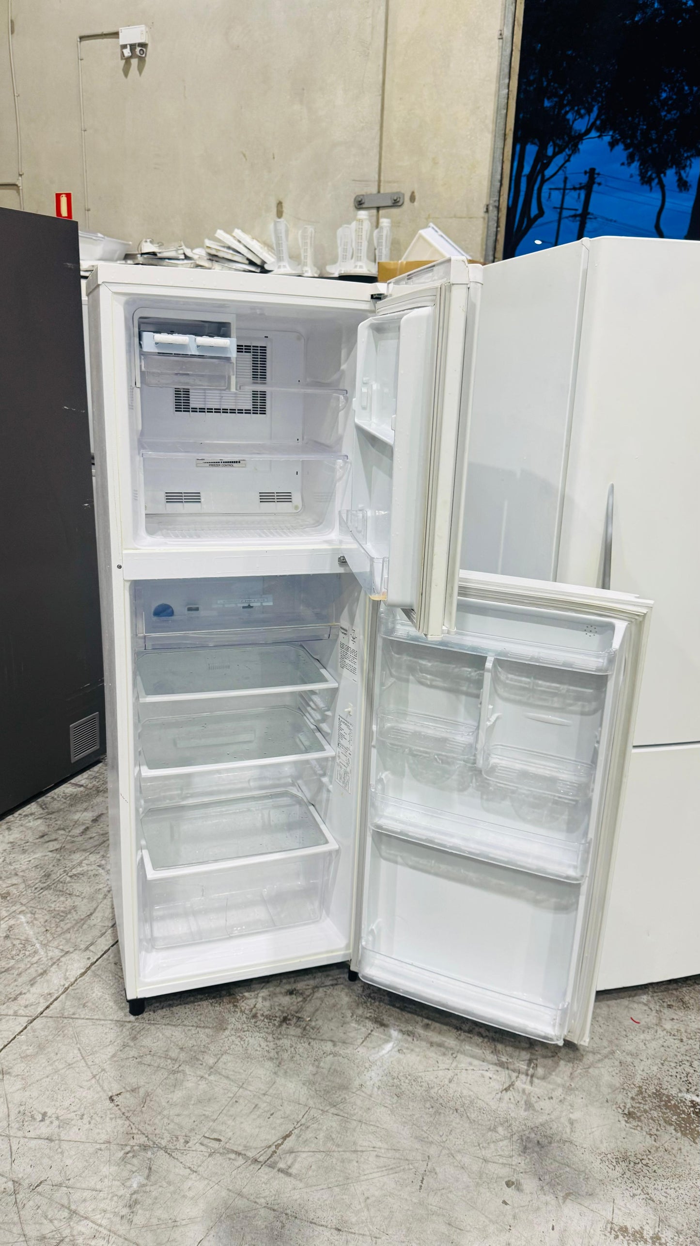 MITSUBUSHI 260 LITRES FRIDGE FREEZER