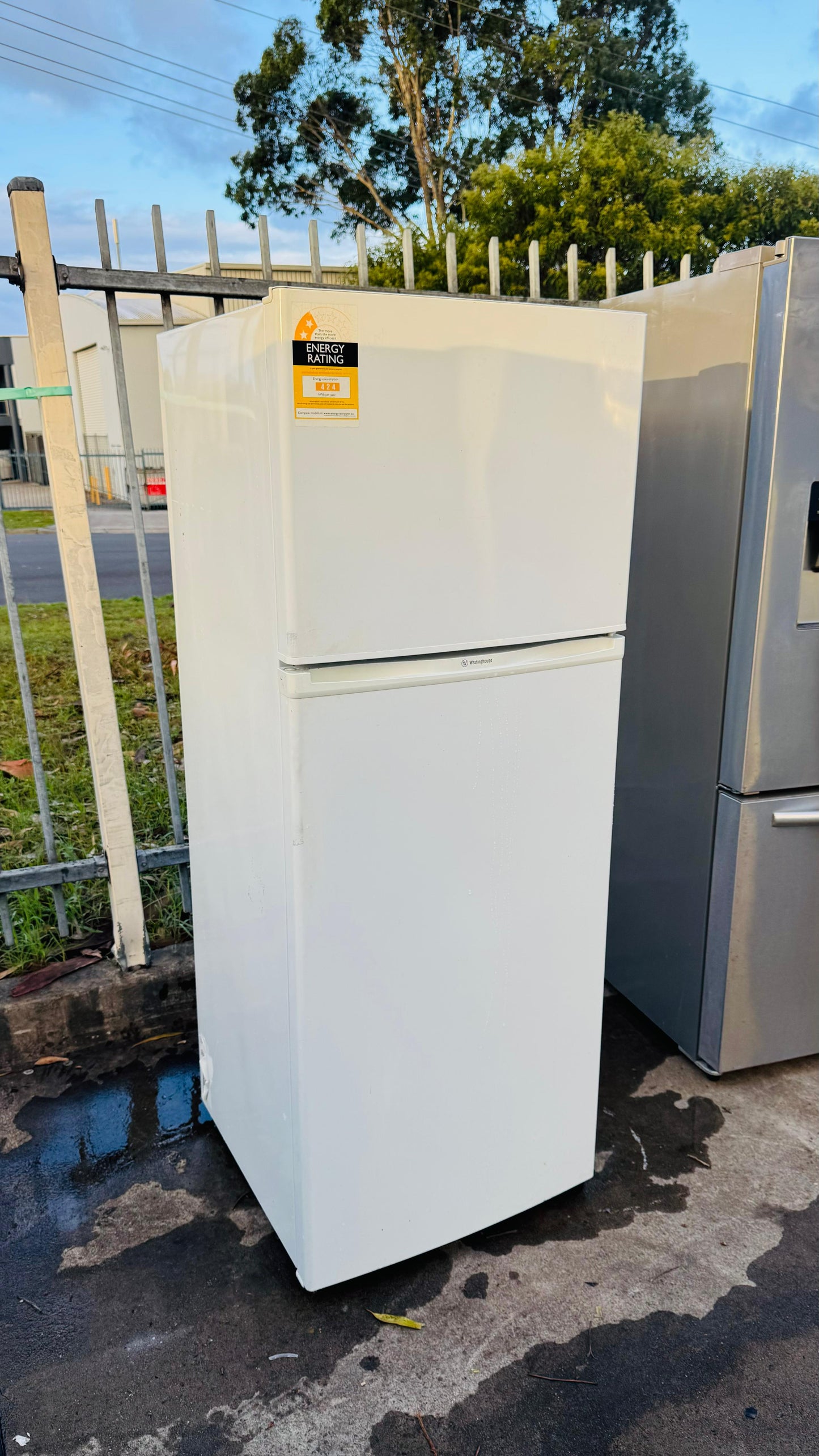 WESTINGHOUSE 300 LITRES FRIDGE FREEZER