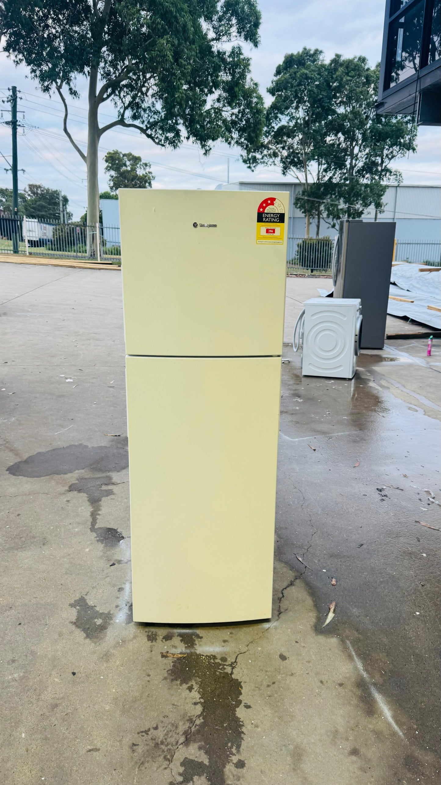 WESTINGHOUSE 276 LITRES FRIDGE FREEZER