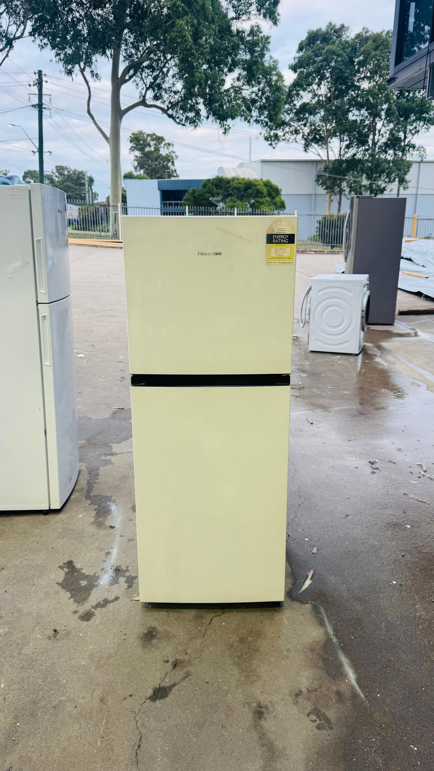 HISENSE 223 LITRES FRIDGE FREEZER