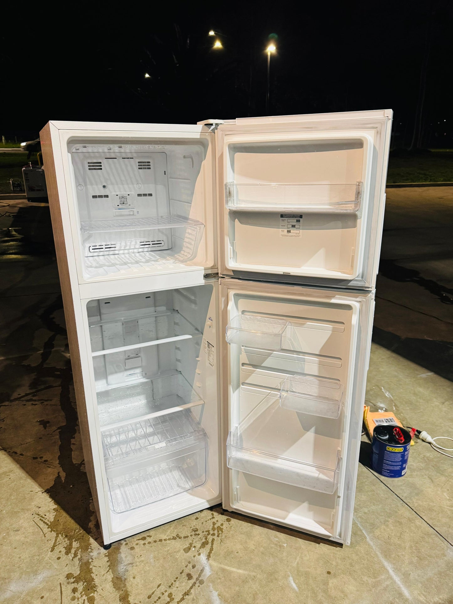 KELVINATOR 275 LITRES FRIDGE FREEZER