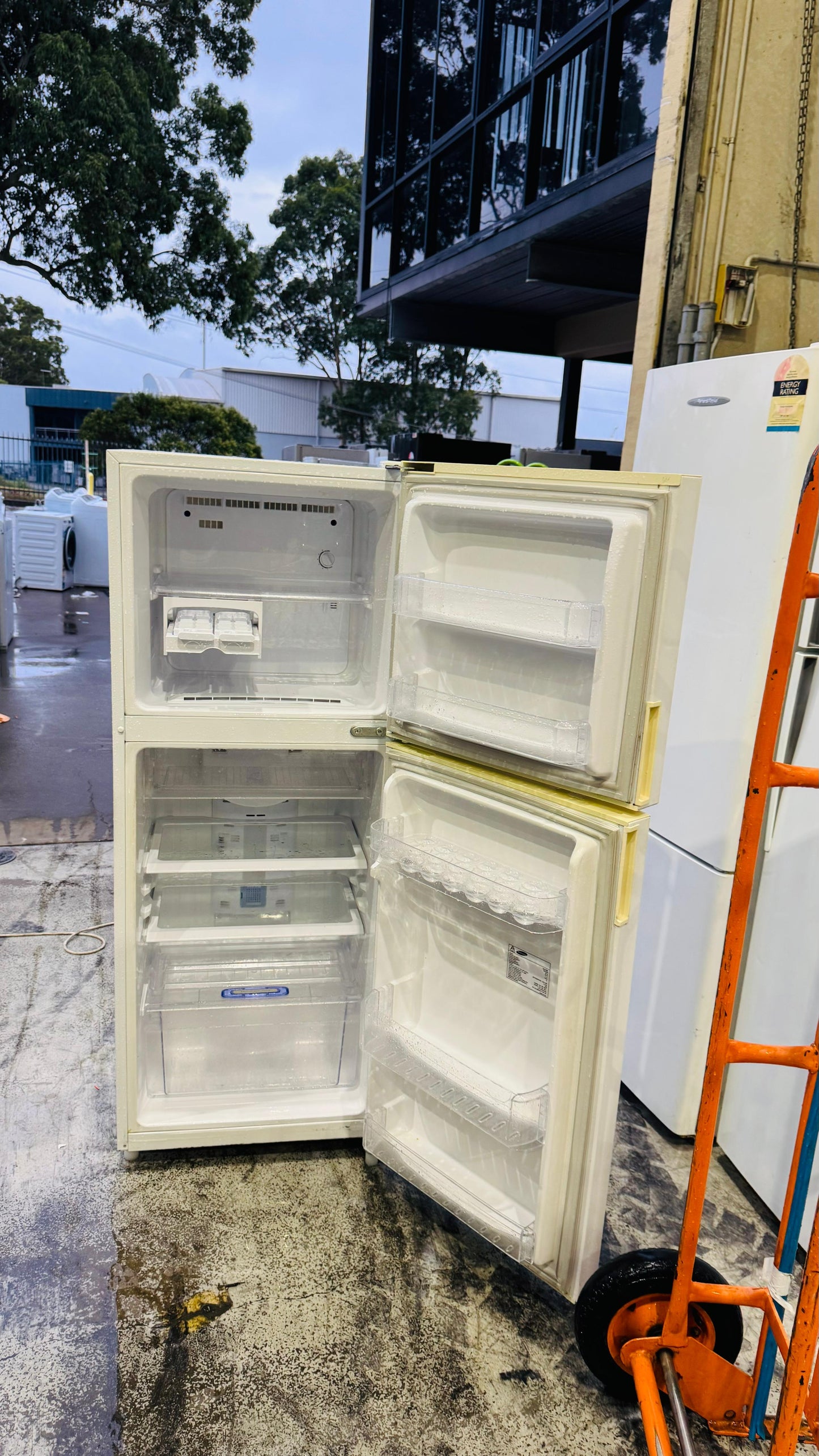 SAMSUNG 216 LITRES FRIDGE FREEZER