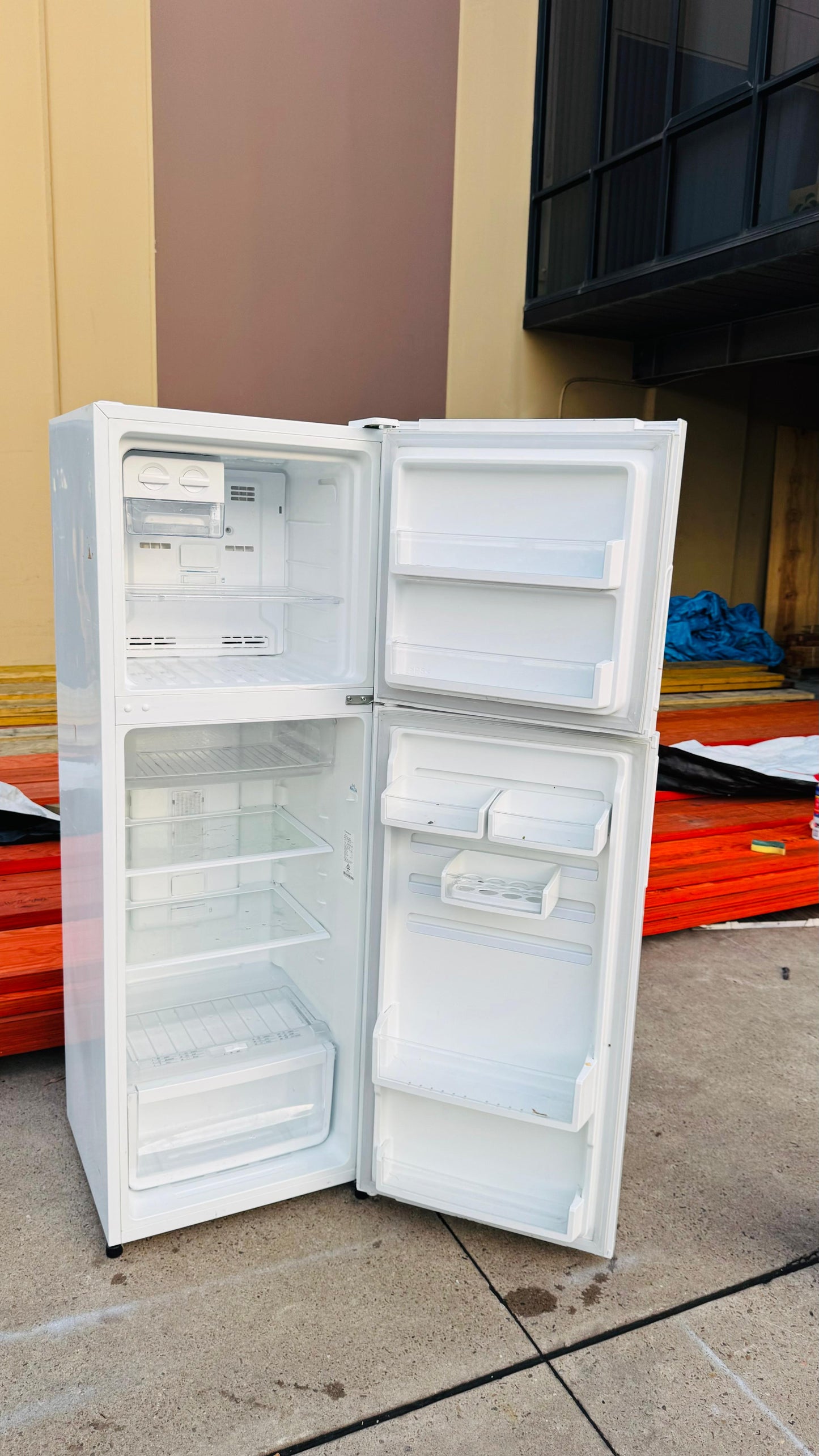 WESTINGHOUSE 254 LITRES FRIDGE FREEZER