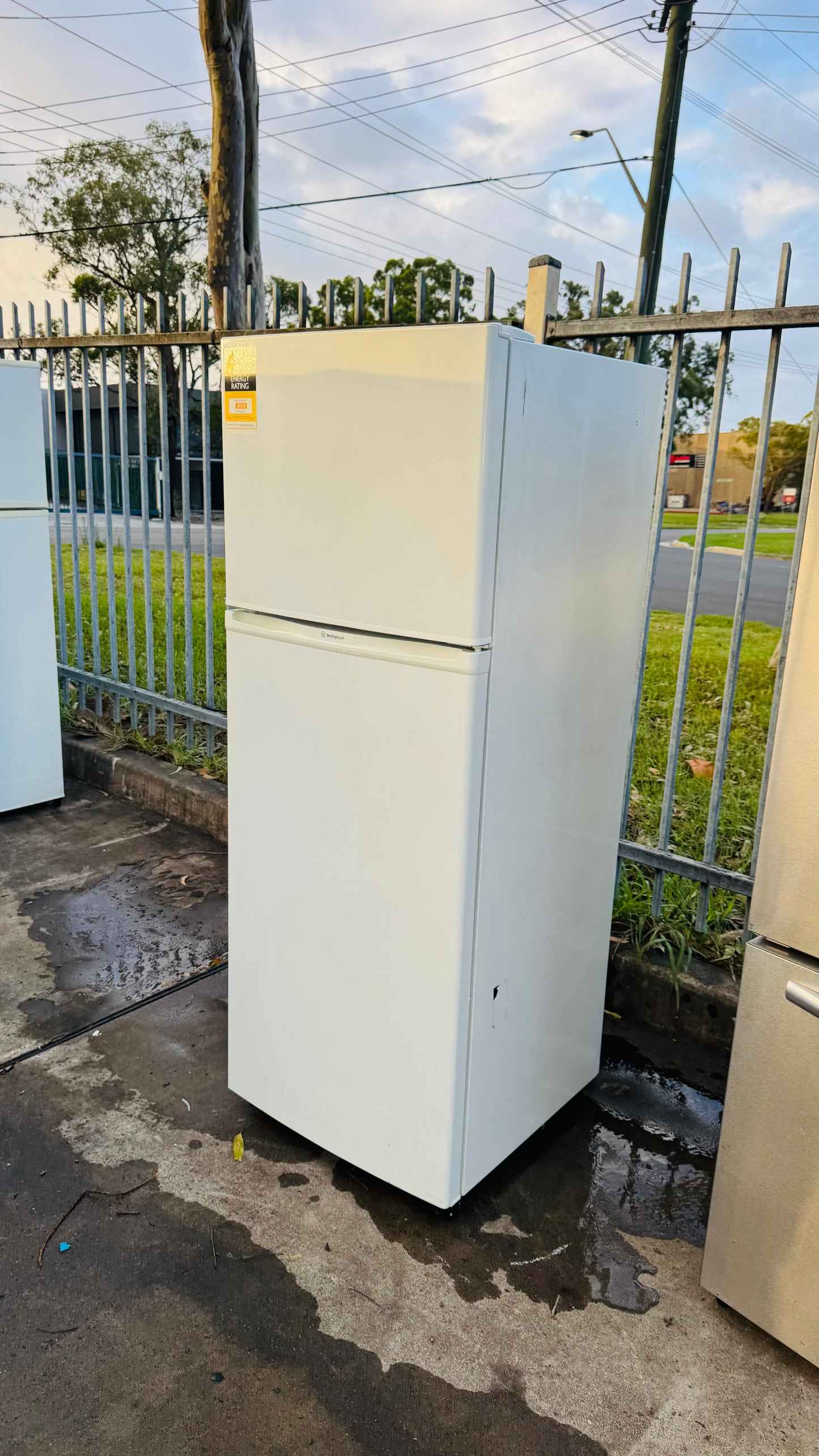 WESTINGHOUSE 300 LITRES FRIDGE FREEZER