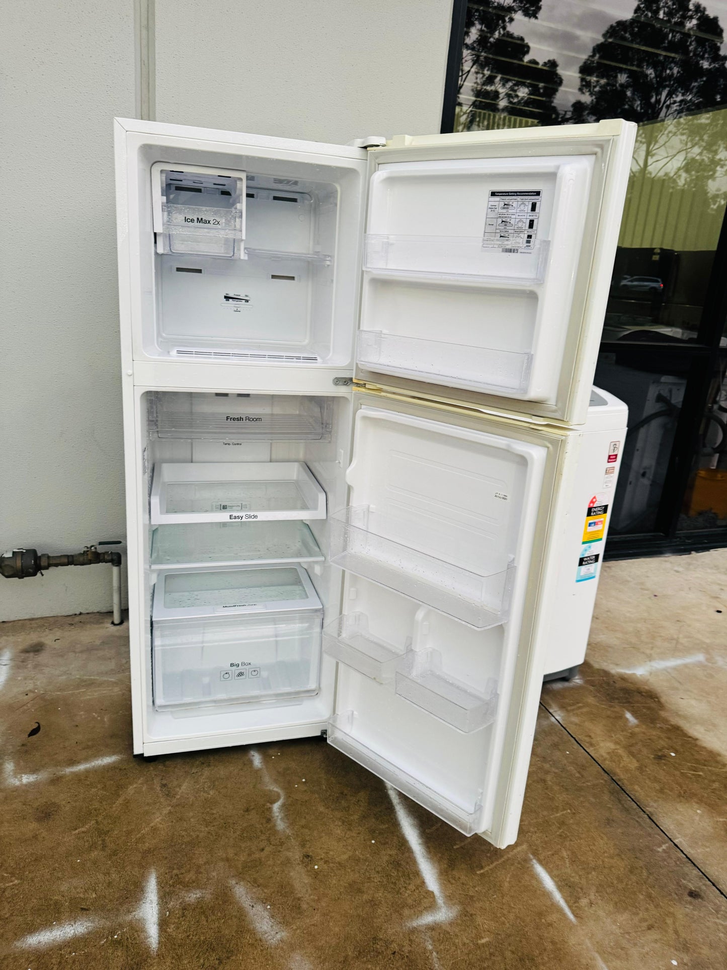 SAMSUNG 255 LITRES FRIDGE FREEZER