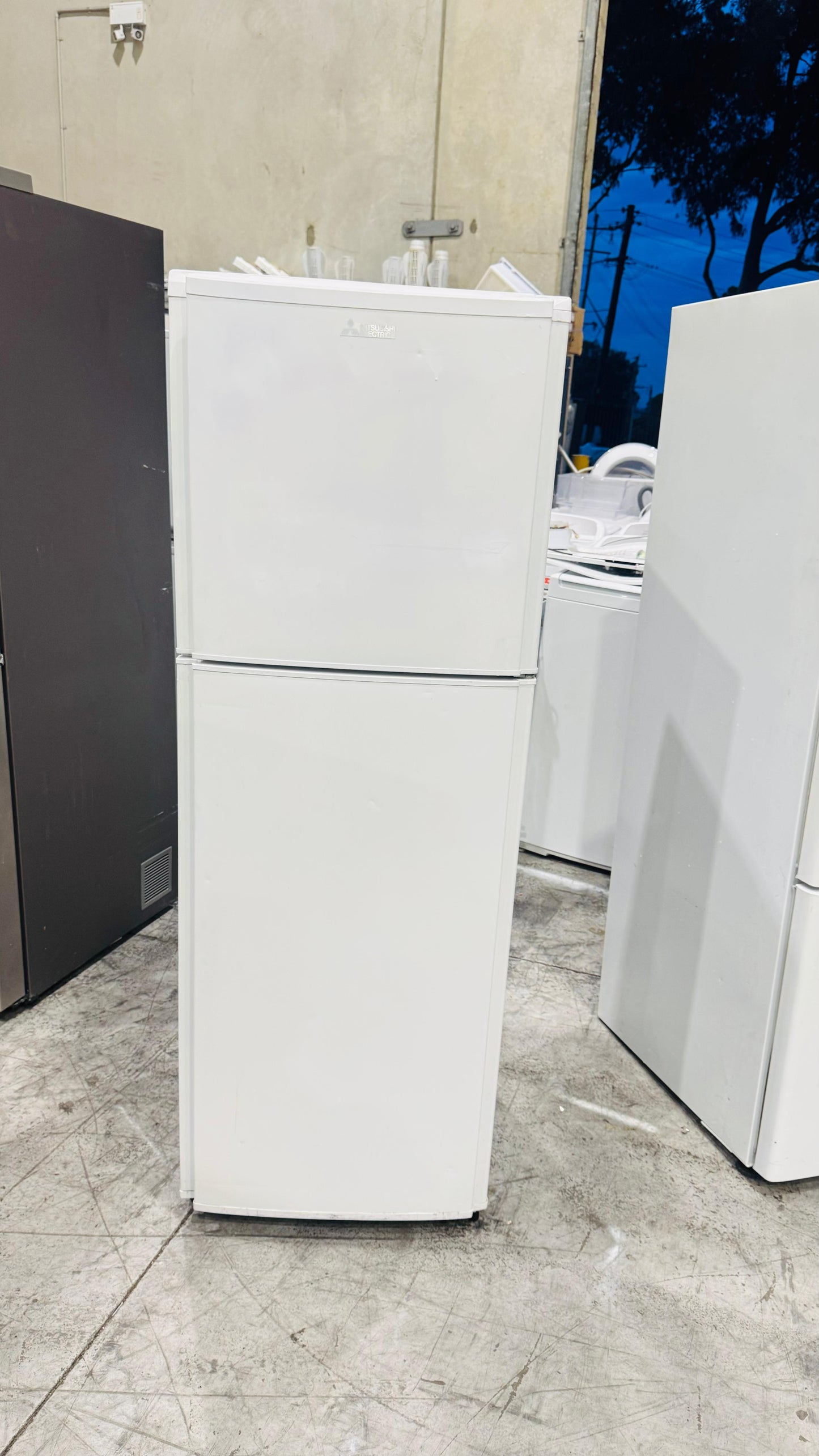MITSUBUSHI 260 LITRES FRIDGE FREEZER