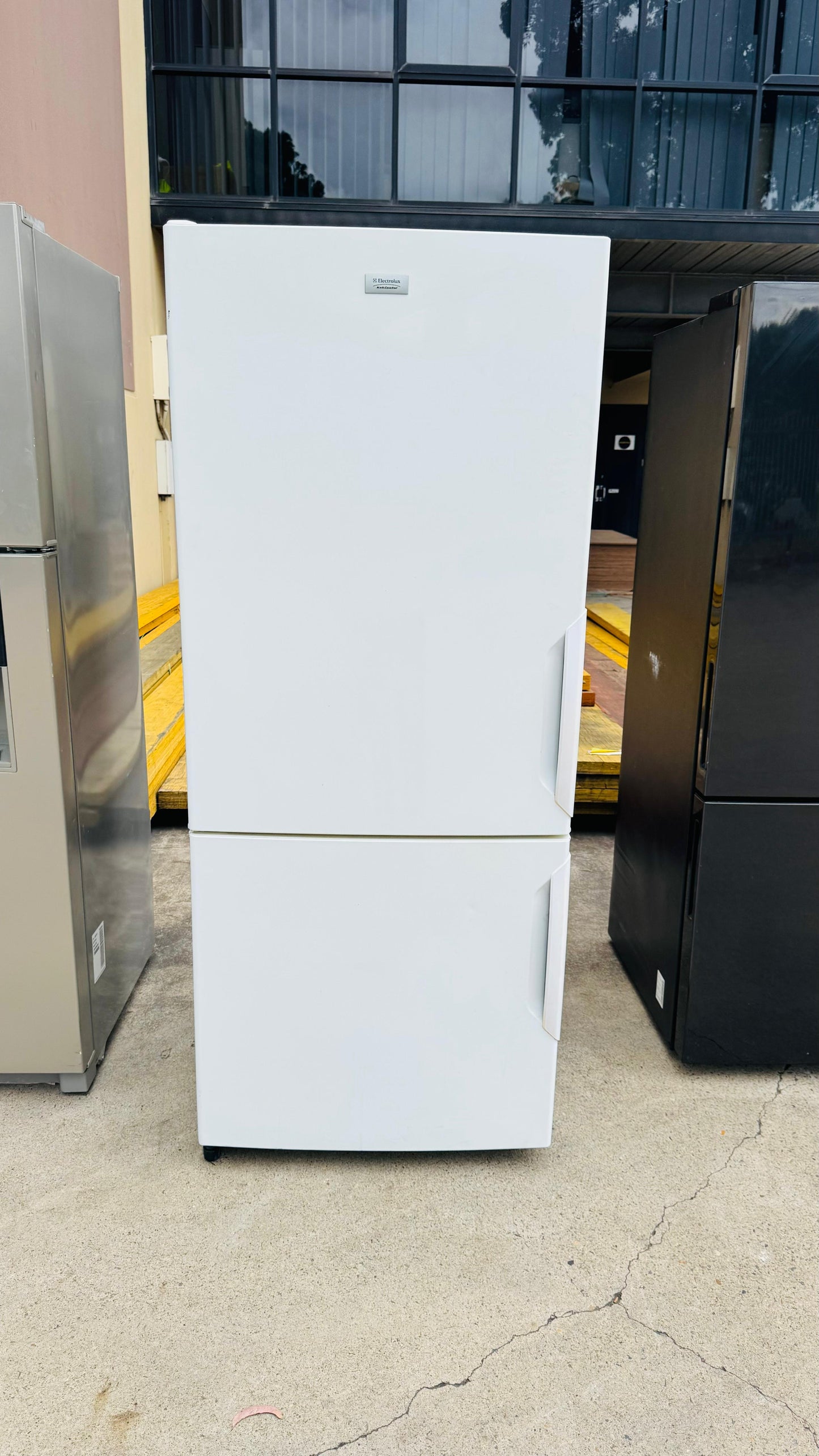 WESTINGHOUSE 431 LITRES FRIDGE FREEZER
