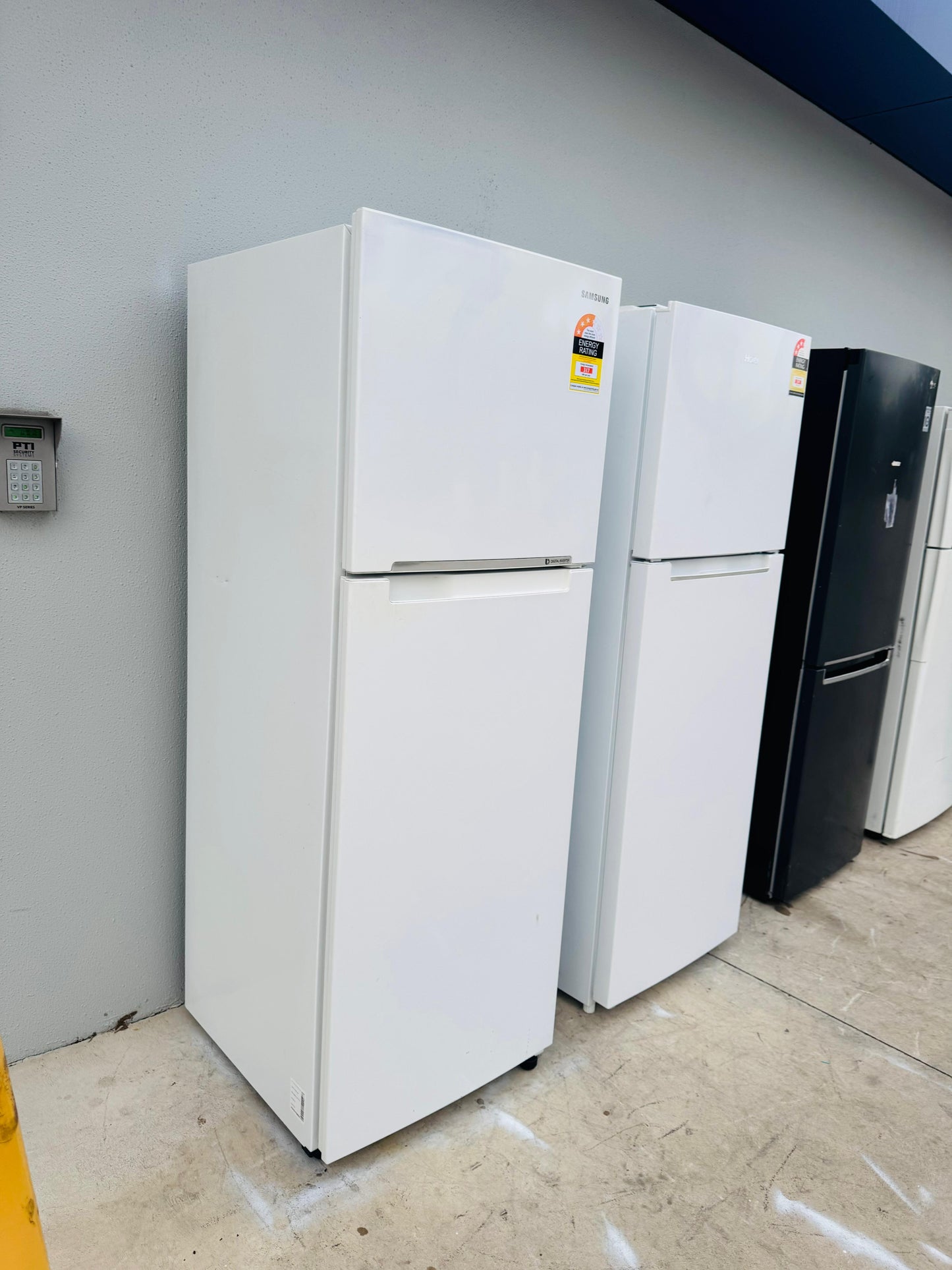 SAMSUNG 343 LITRES FRIDGE FREEZER