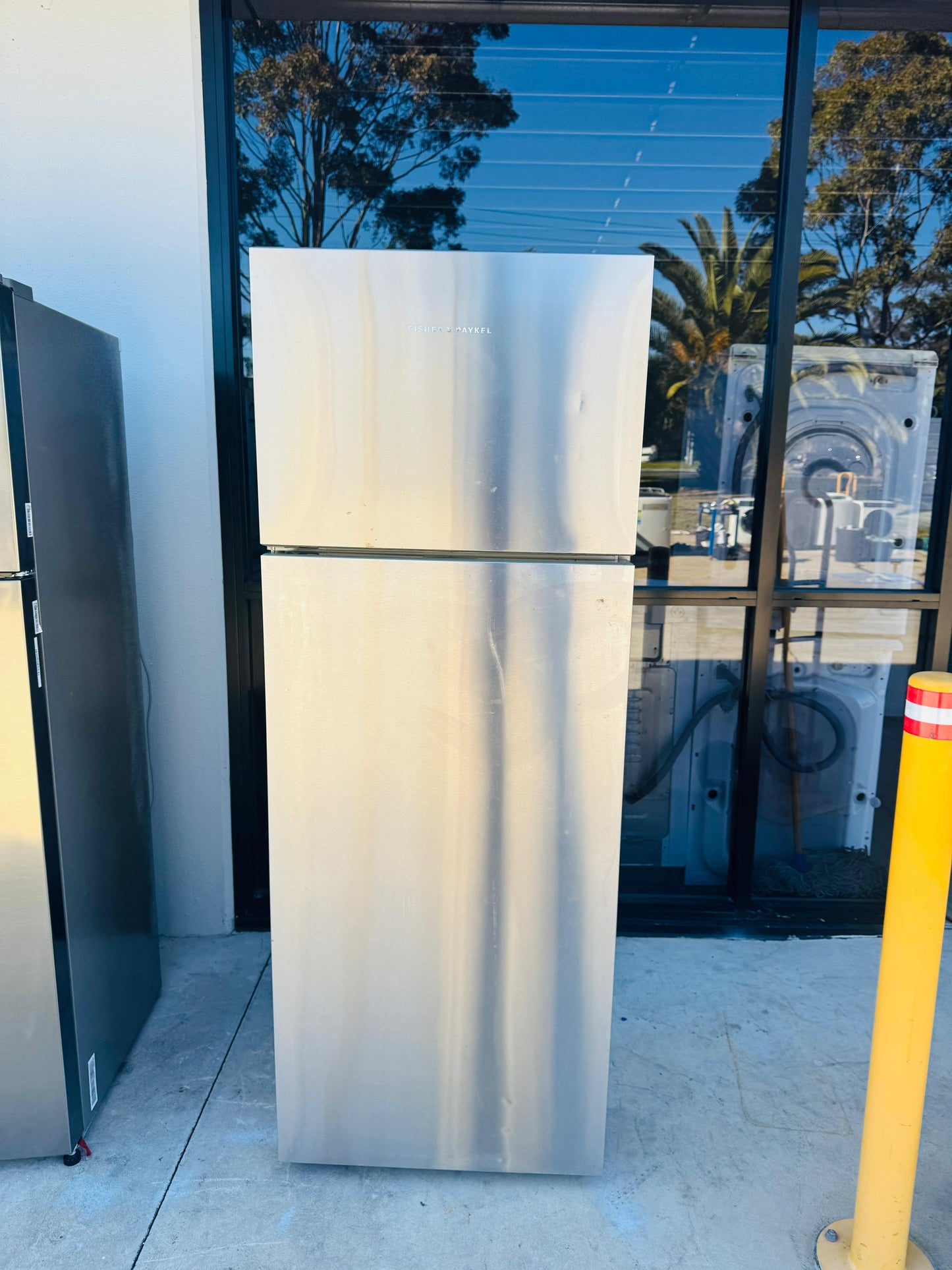 FISHER AND PAYKEL 411 LITRES FRIDGE FREEZER