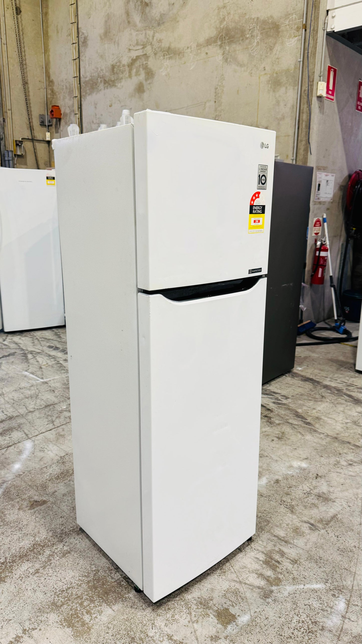 LG 279 LITRES FRIDGE FREEZER