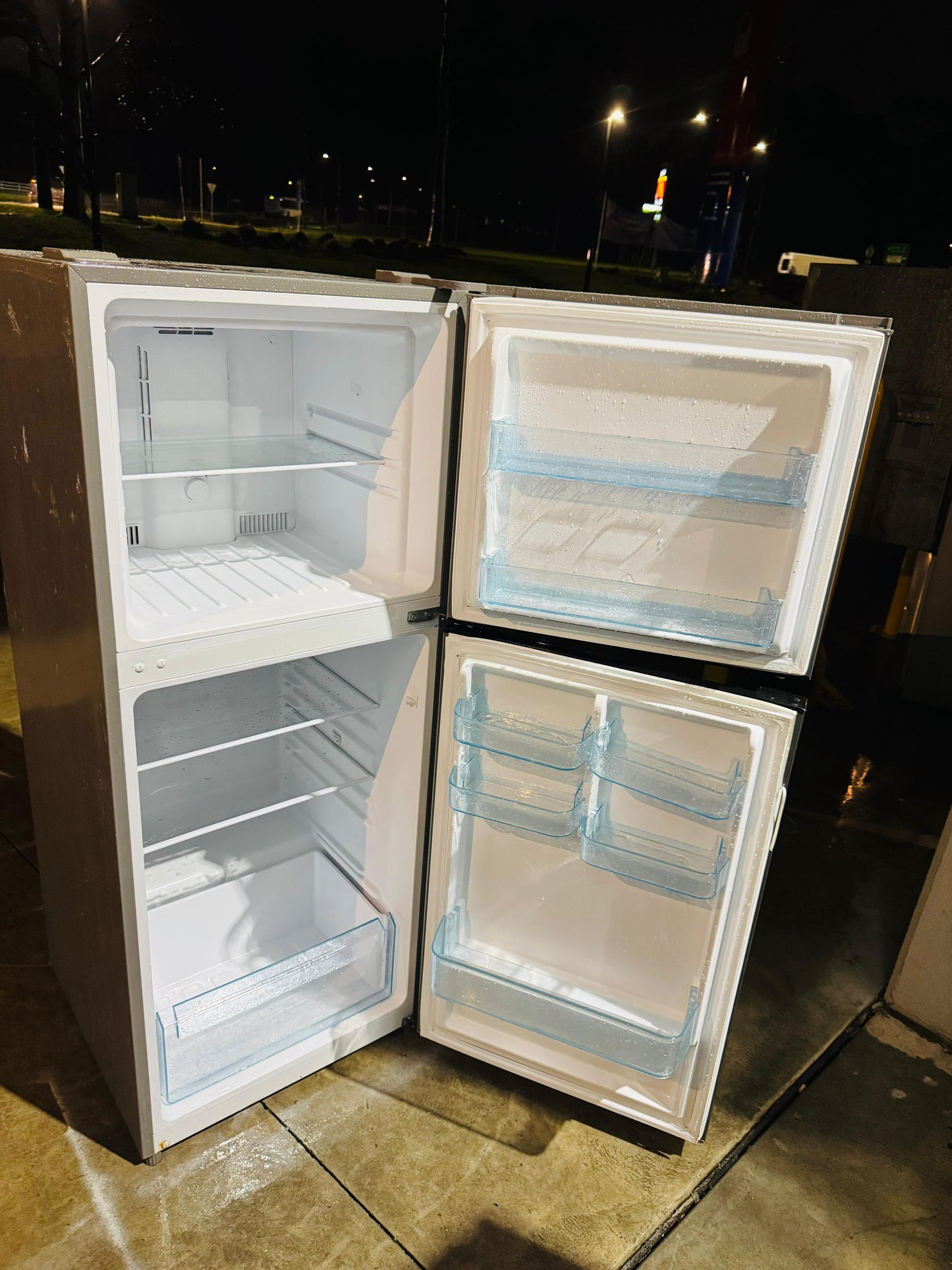 GVA 311 LITRES FRIDGE FREEZER