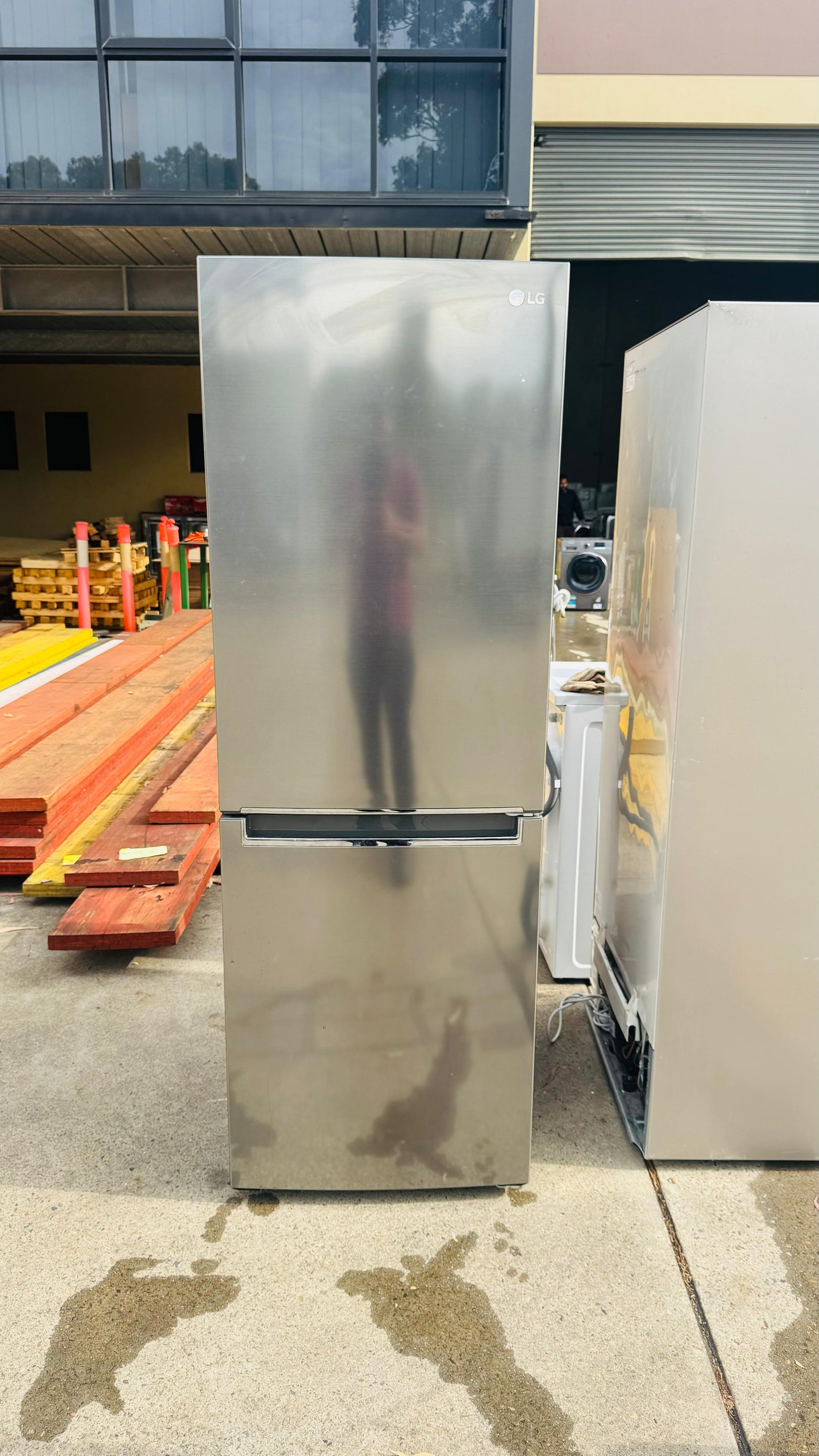 LG 335 LITRES FRIDGE FREEZER AND WATER DISPENSER