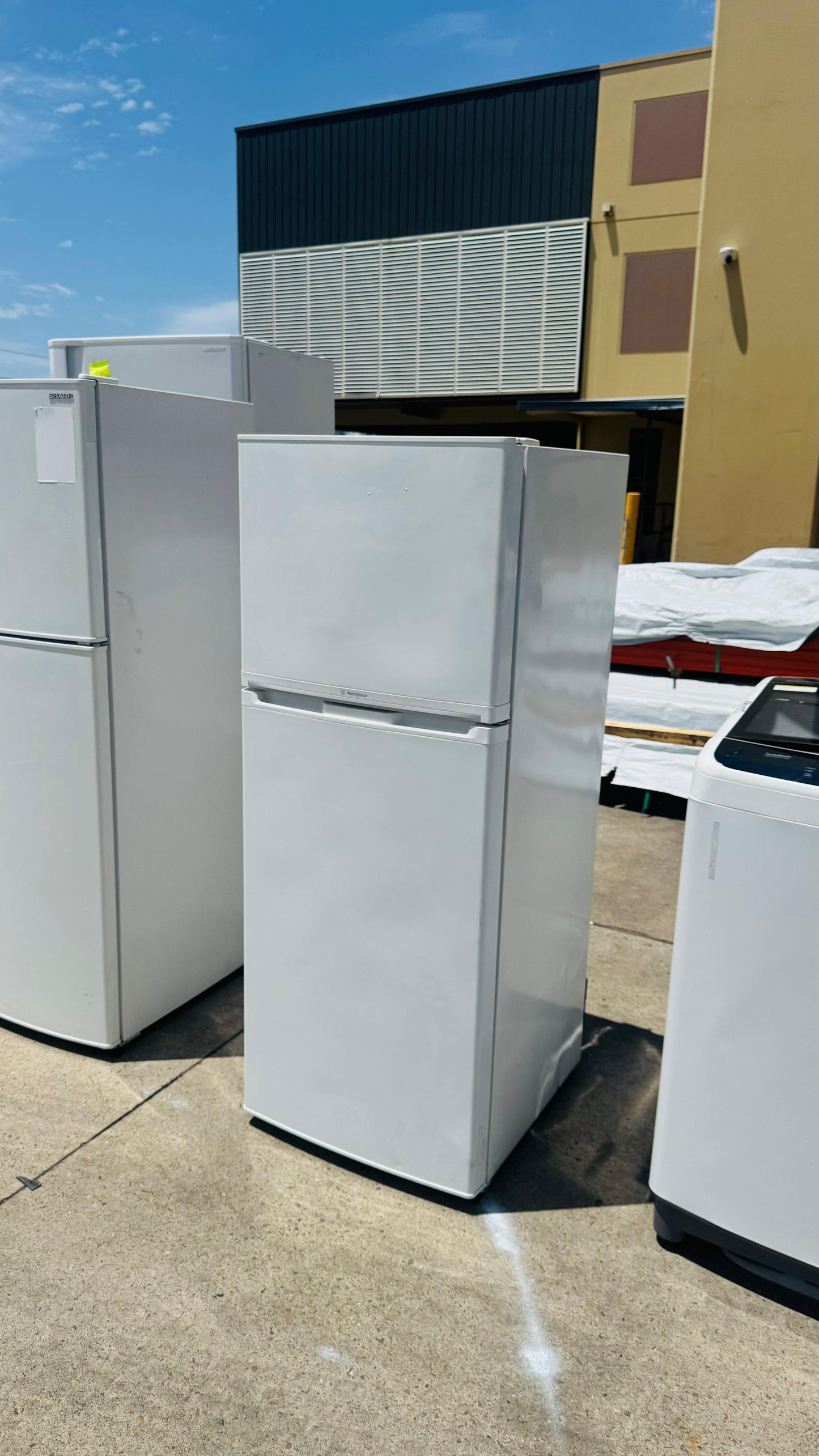 WESTINGHOUSE 230 LITRES FRIDGE FREEZER