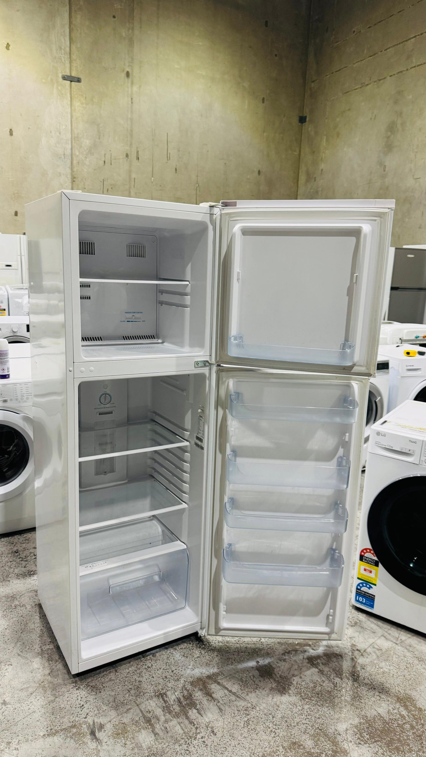 HISENSE 269 LITRES FRIDGE FREEZER