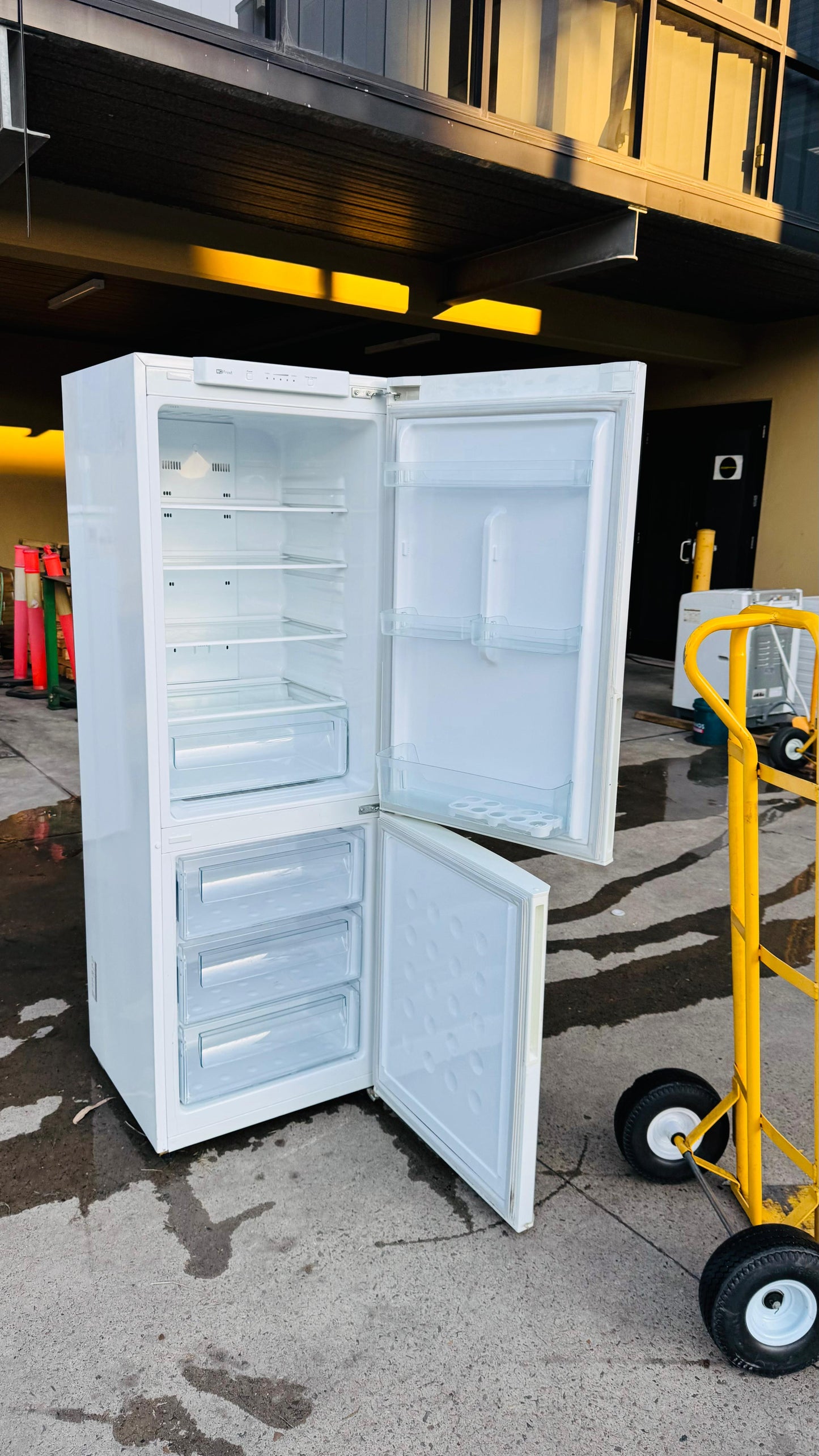 SAMSUNG 324 LITRES FRIDGE FREEZER