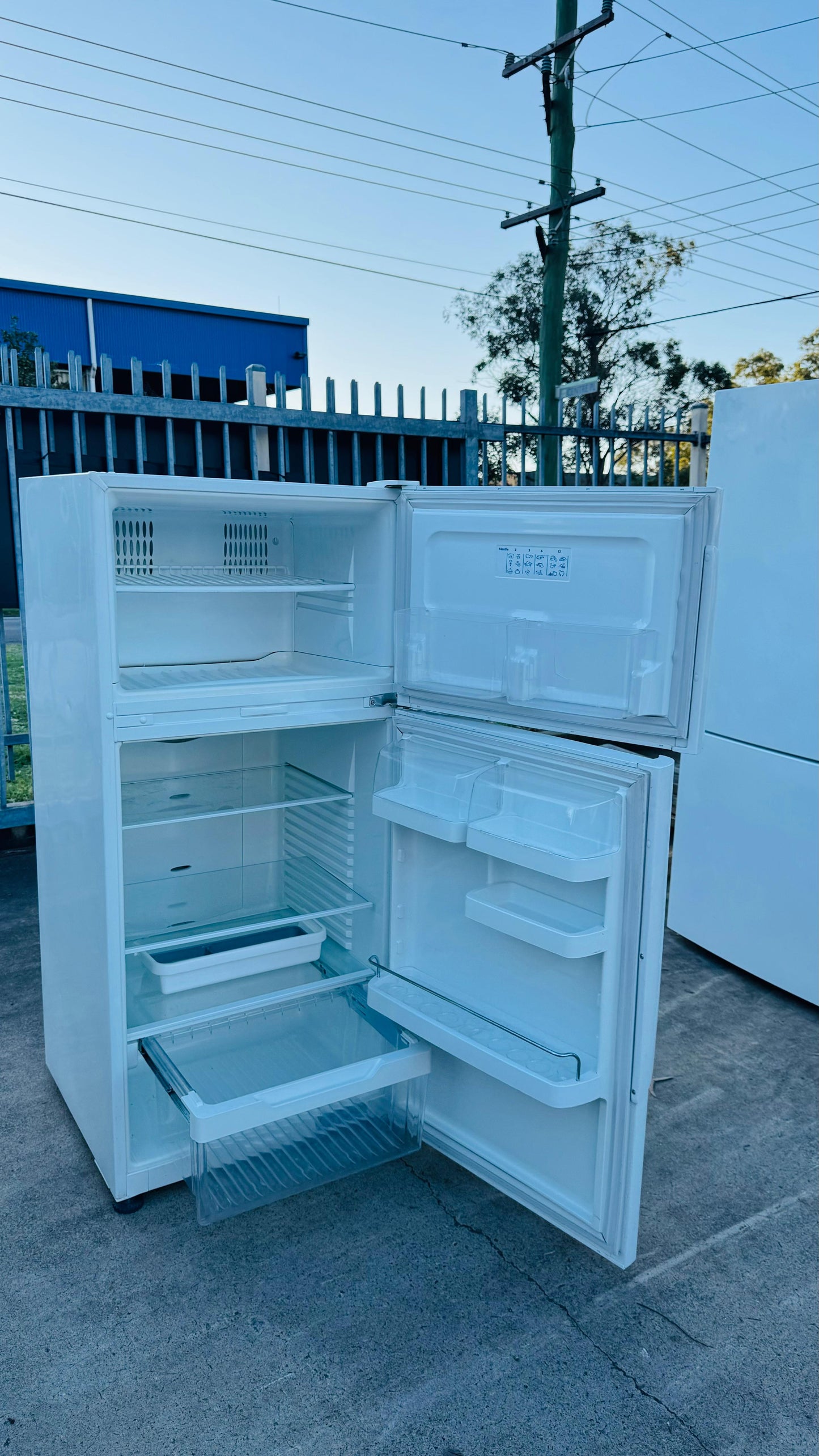 FISHER AND PAYKEL 329 LITRES FRIDGE FREEZER
