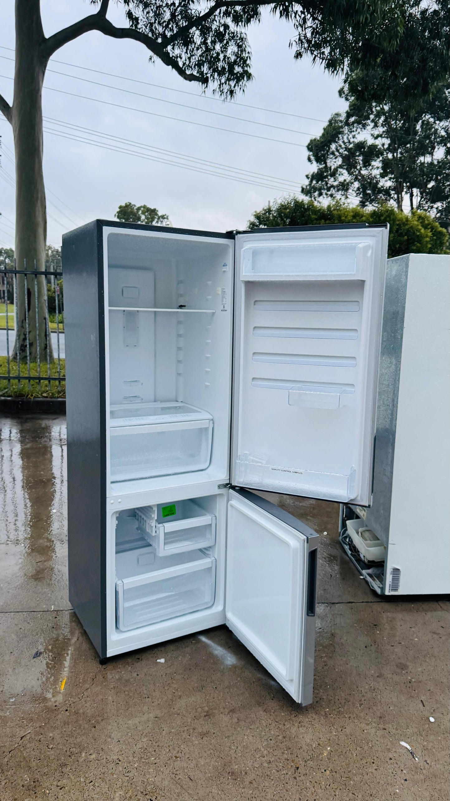 WESTINGHOUSE 370 LITRES FRIDGE FREEZER