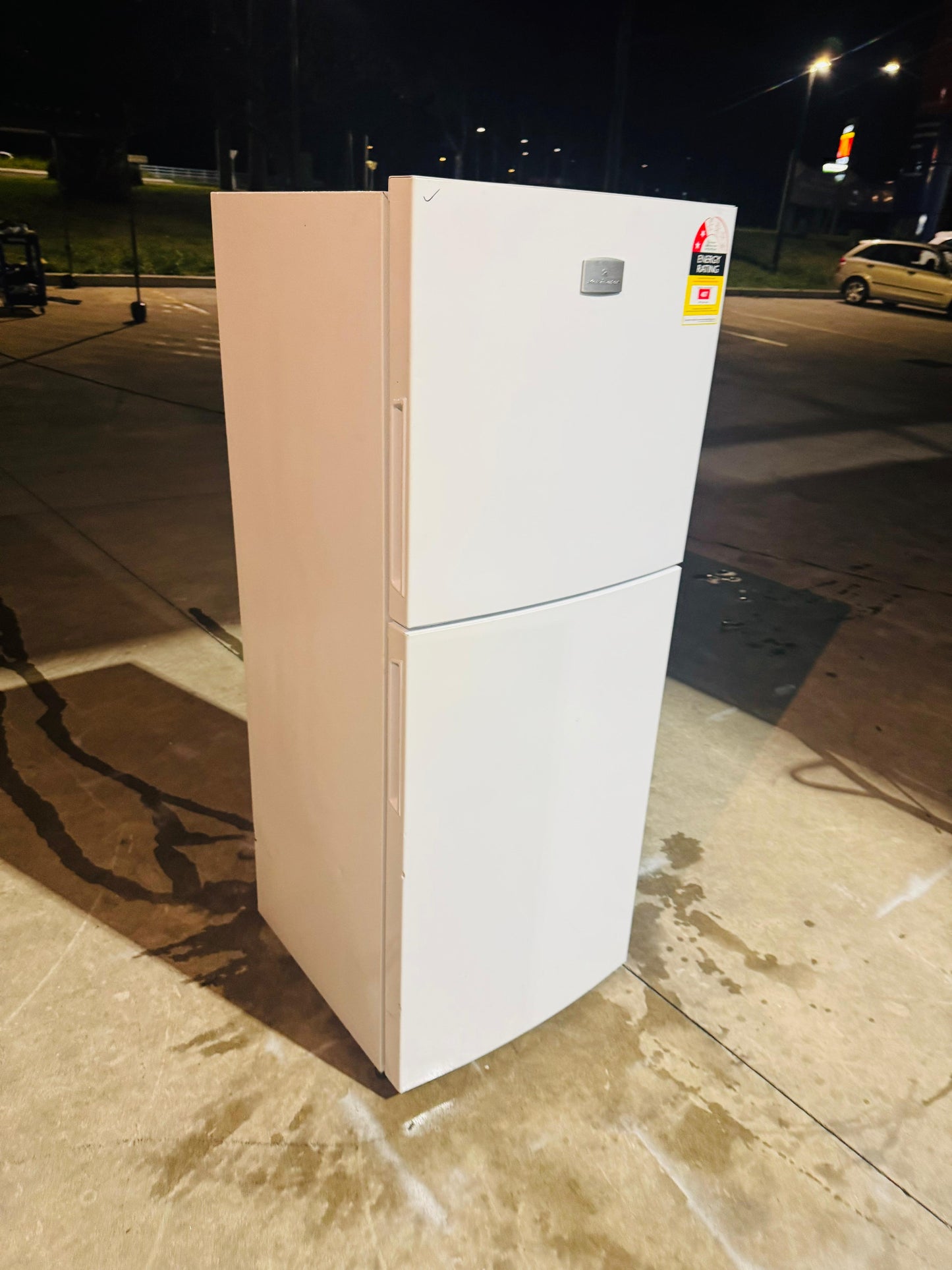 KELVINATOR 231 LITRES FRIDGE FREEZER