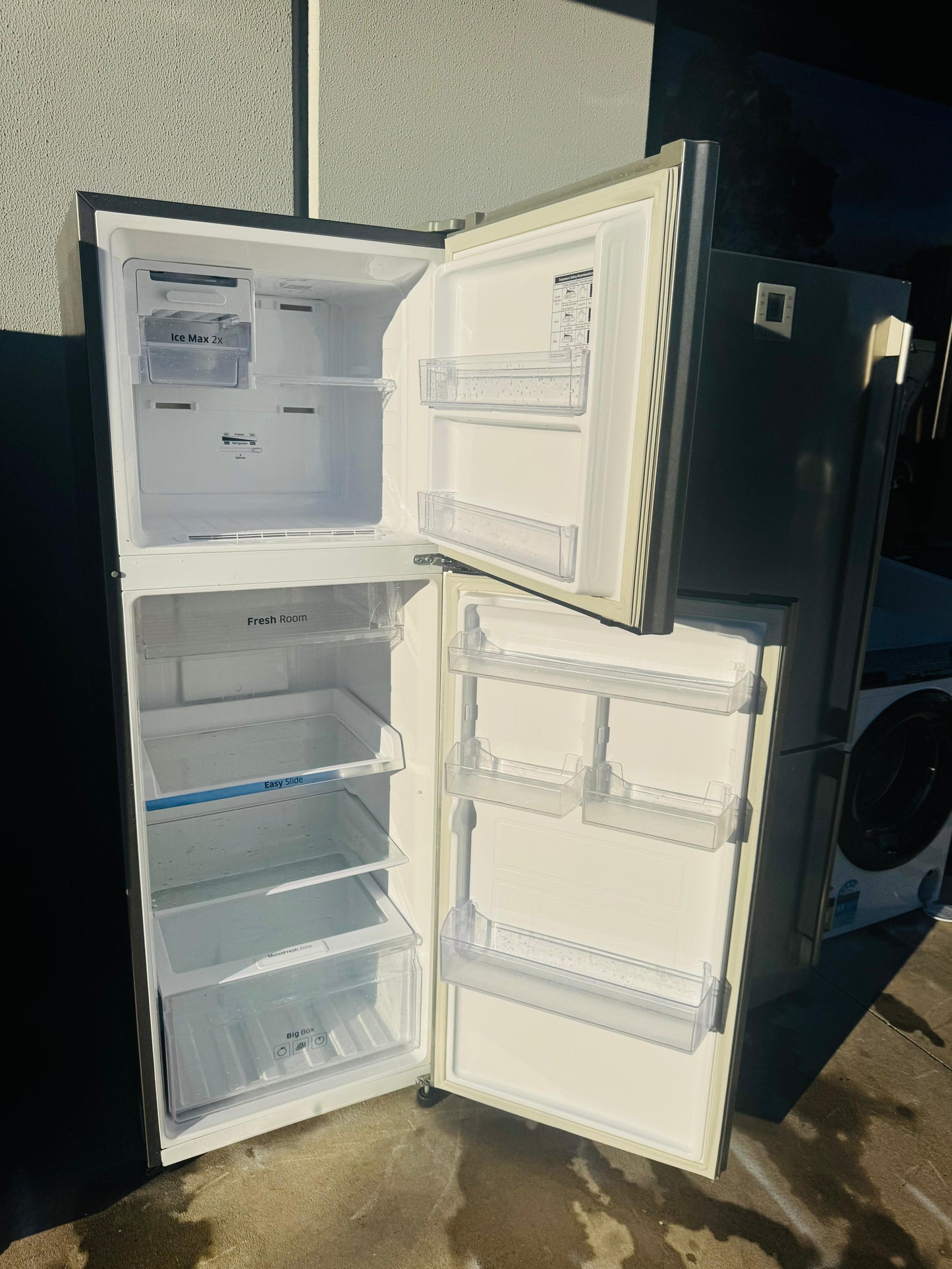 SAMSUNG 341 LITRES FRIDGE FREEZEE