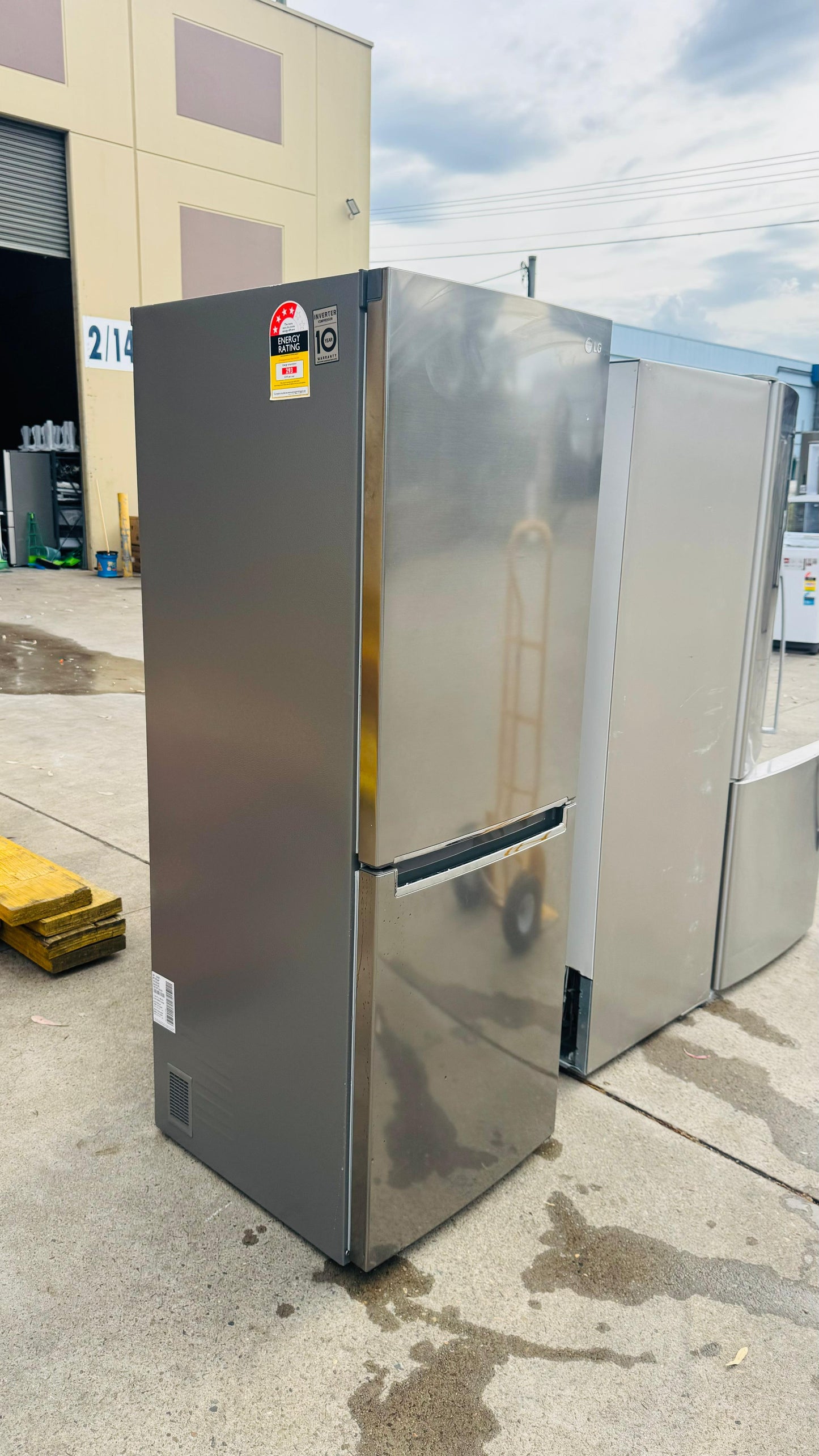 LG 335 LITRES FRIDGE FREEZER AND WATER DISPENSER