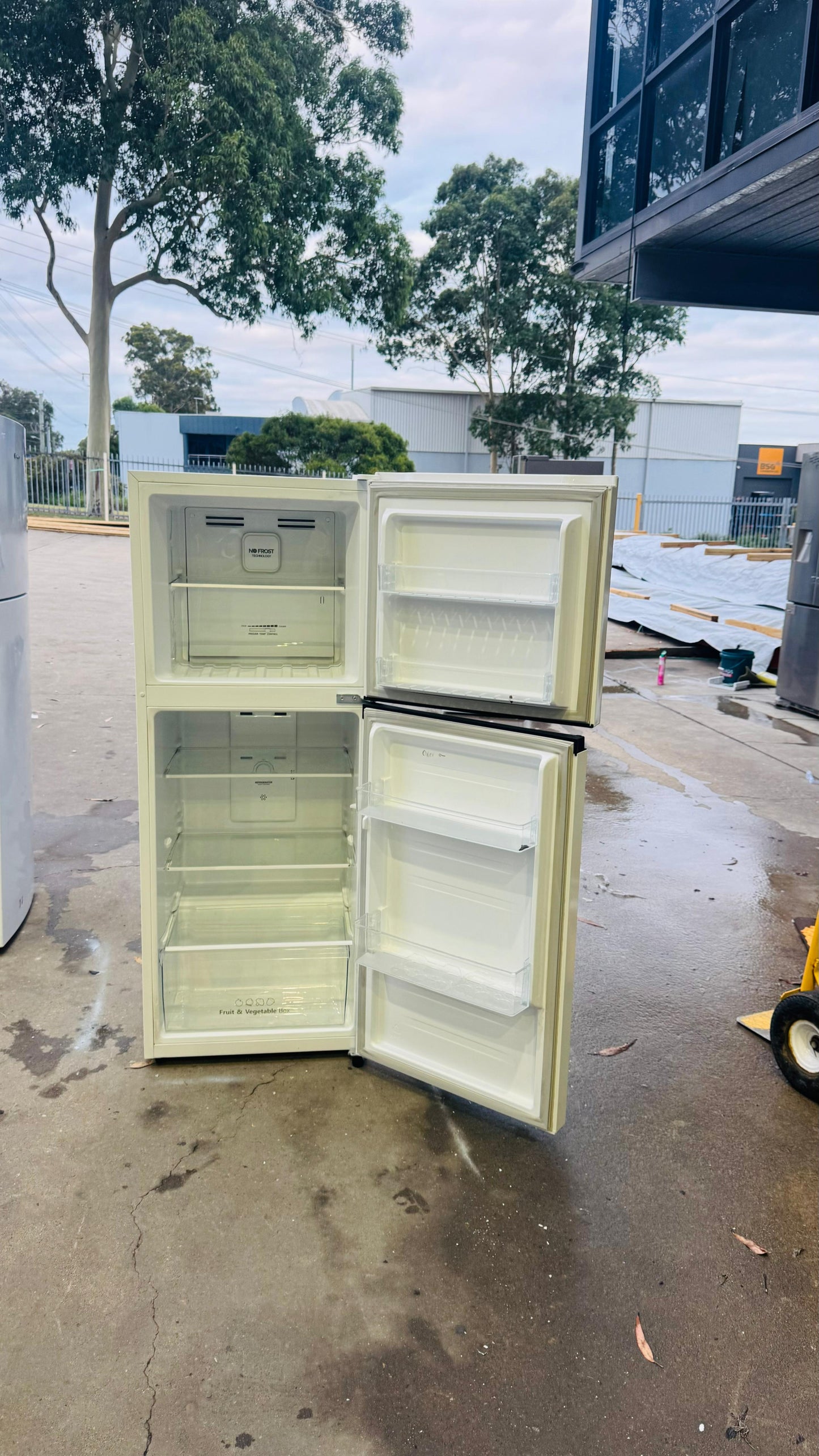 HISENSE 223 LITRES FRIDGE FREEZER