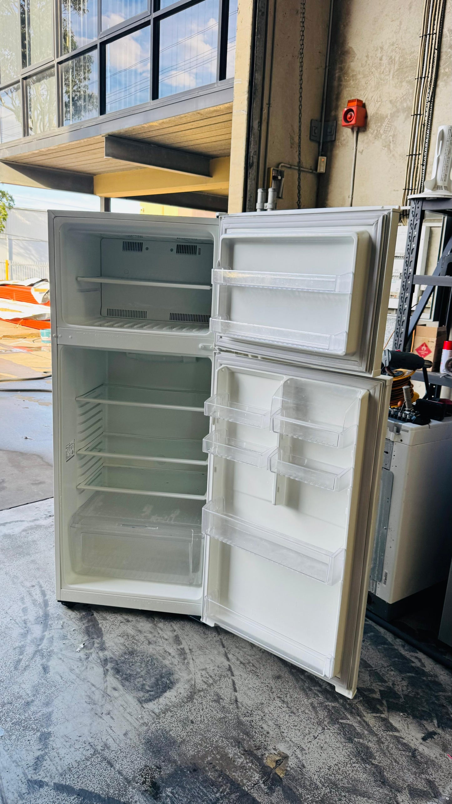 KELVINATOR 390 LITRES FRIDGE FREEZER