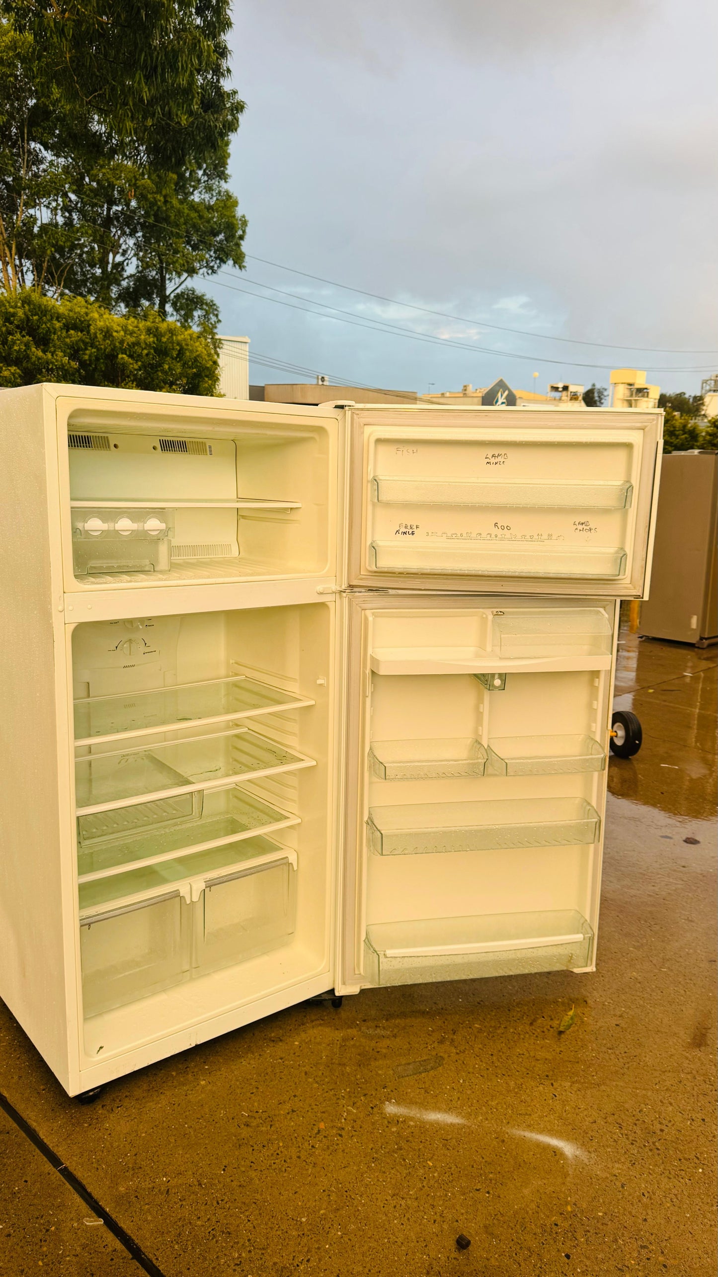 WESTINGHOUSE 520 LITRES FRIDGE FREEZER