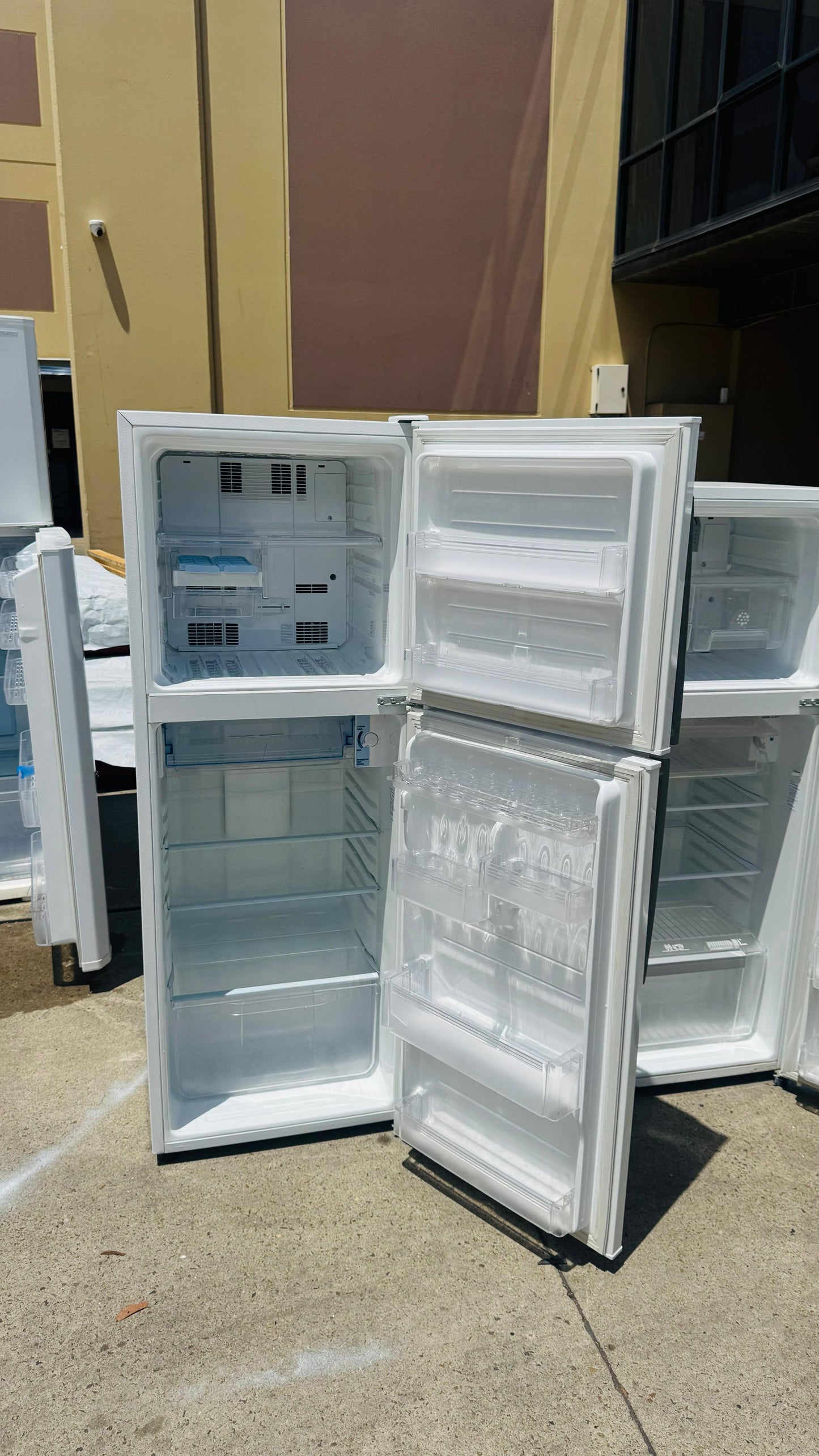SHARP 245 LITRES FRIDGE FREEZER