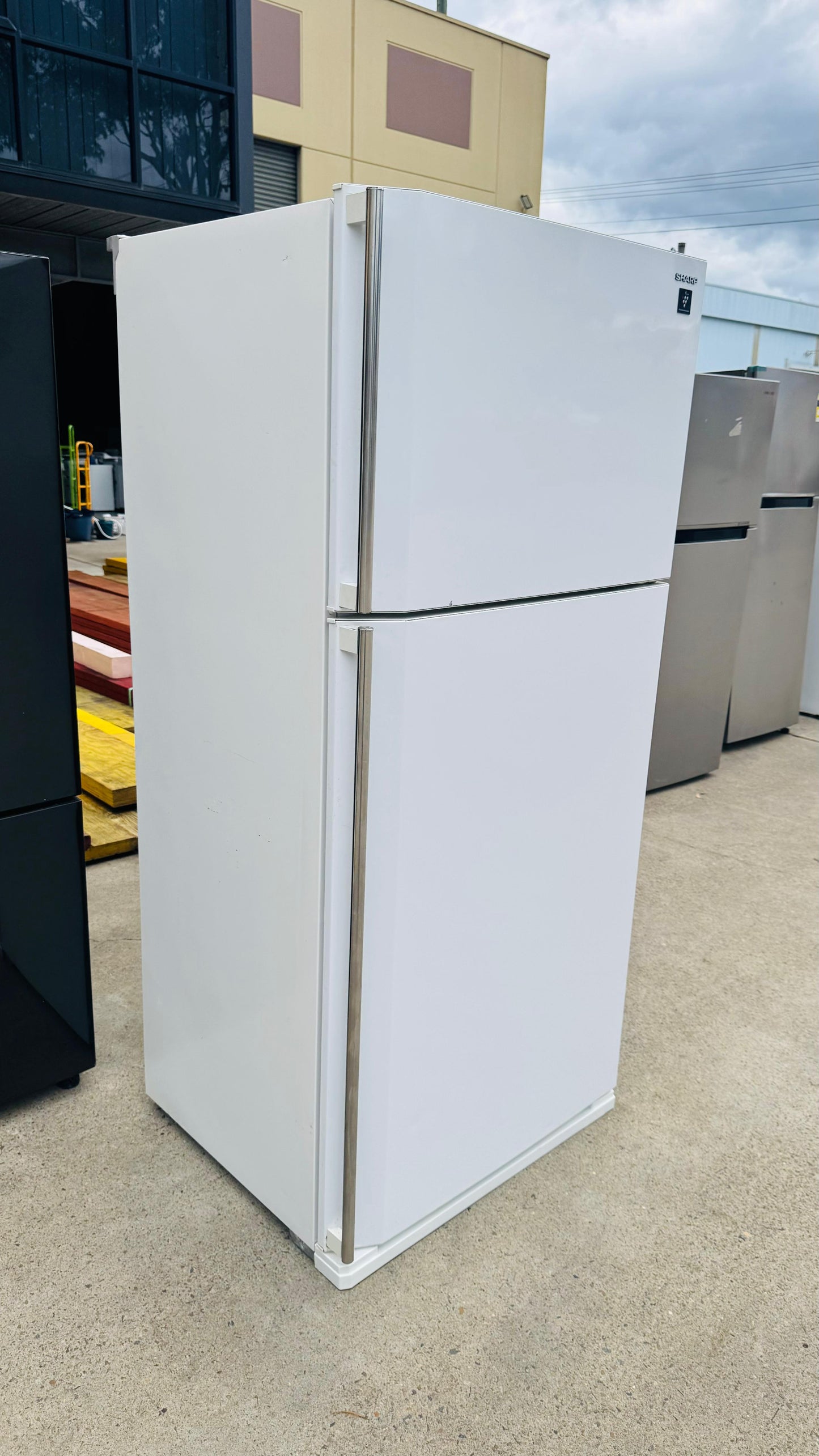 SHARP 585 LITRES FRIDGE FREEZER