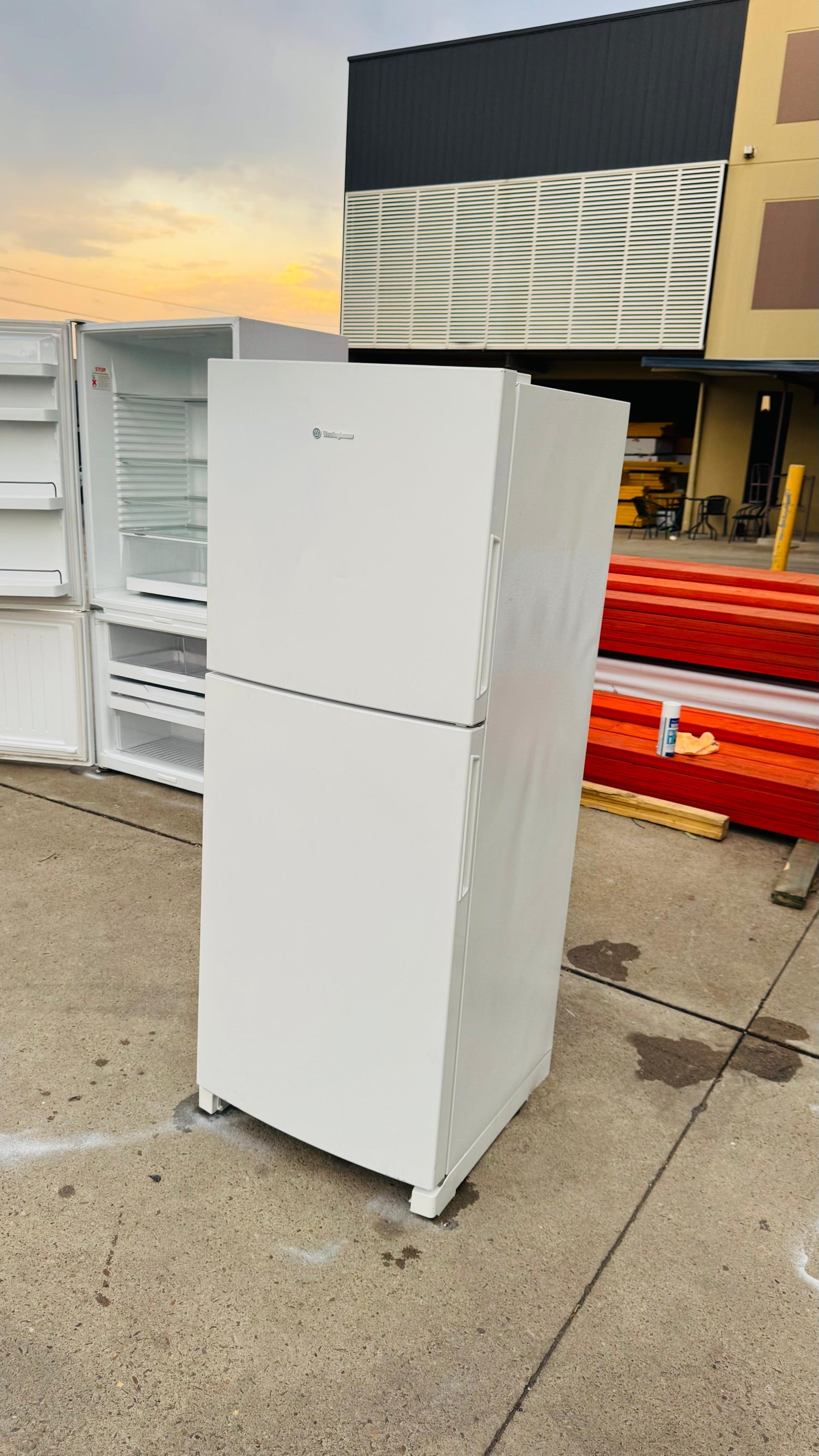 WESTINGHOUSE 231 LITRES FRIDGE FREEZER