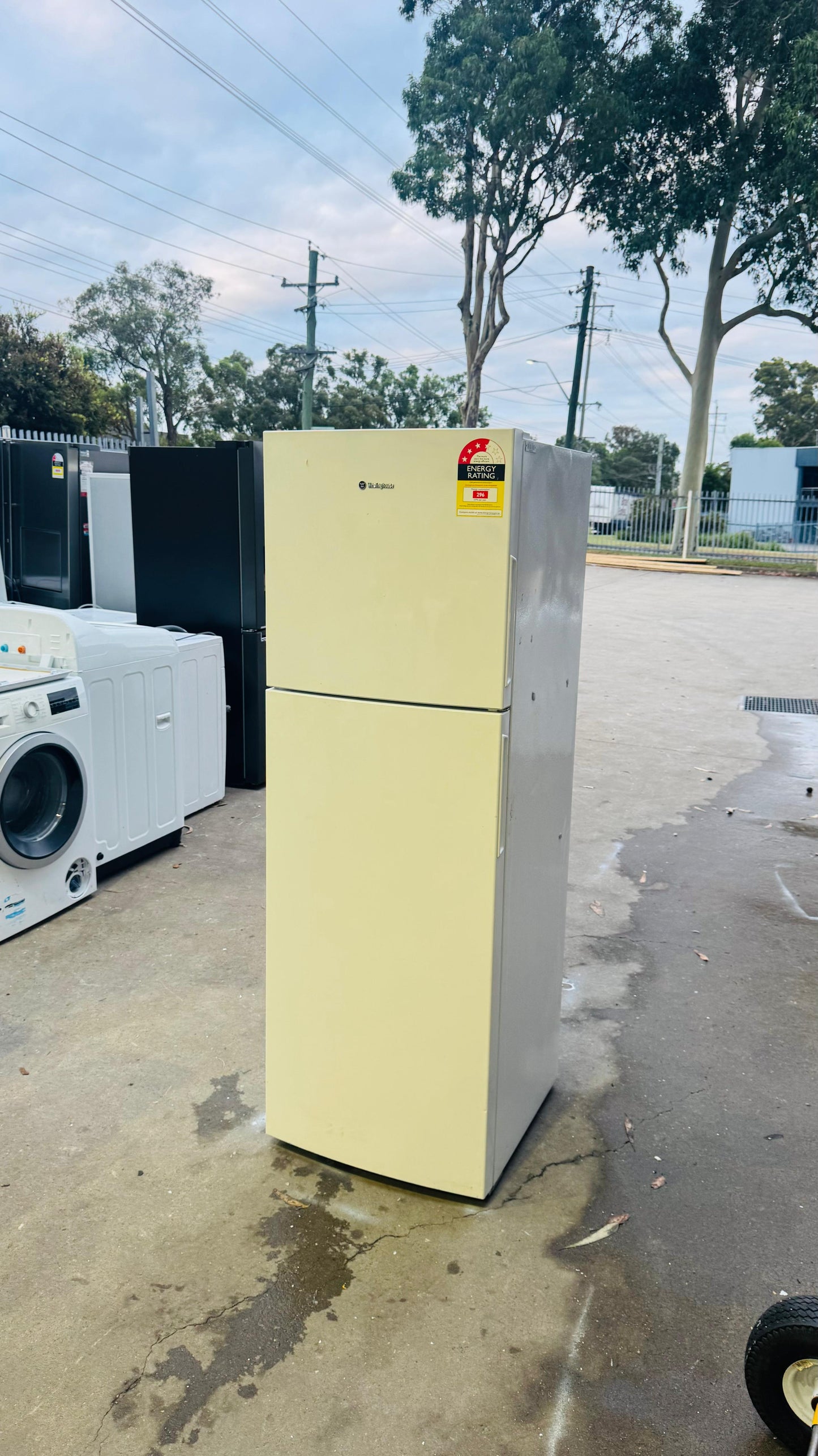 WESTINGHOUSE 276 LITRES FRIDGE FREEZER