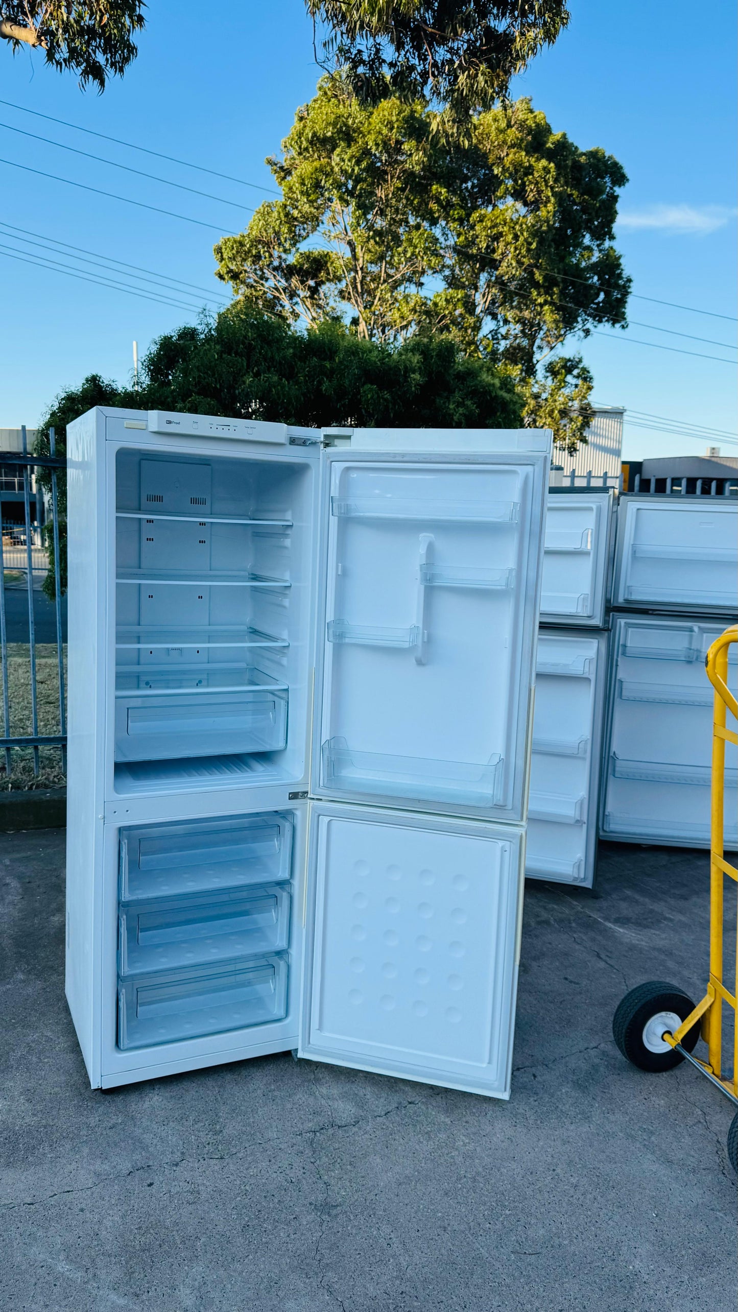 SAMSUNG 324 LITRES FRIDGE FREEZER