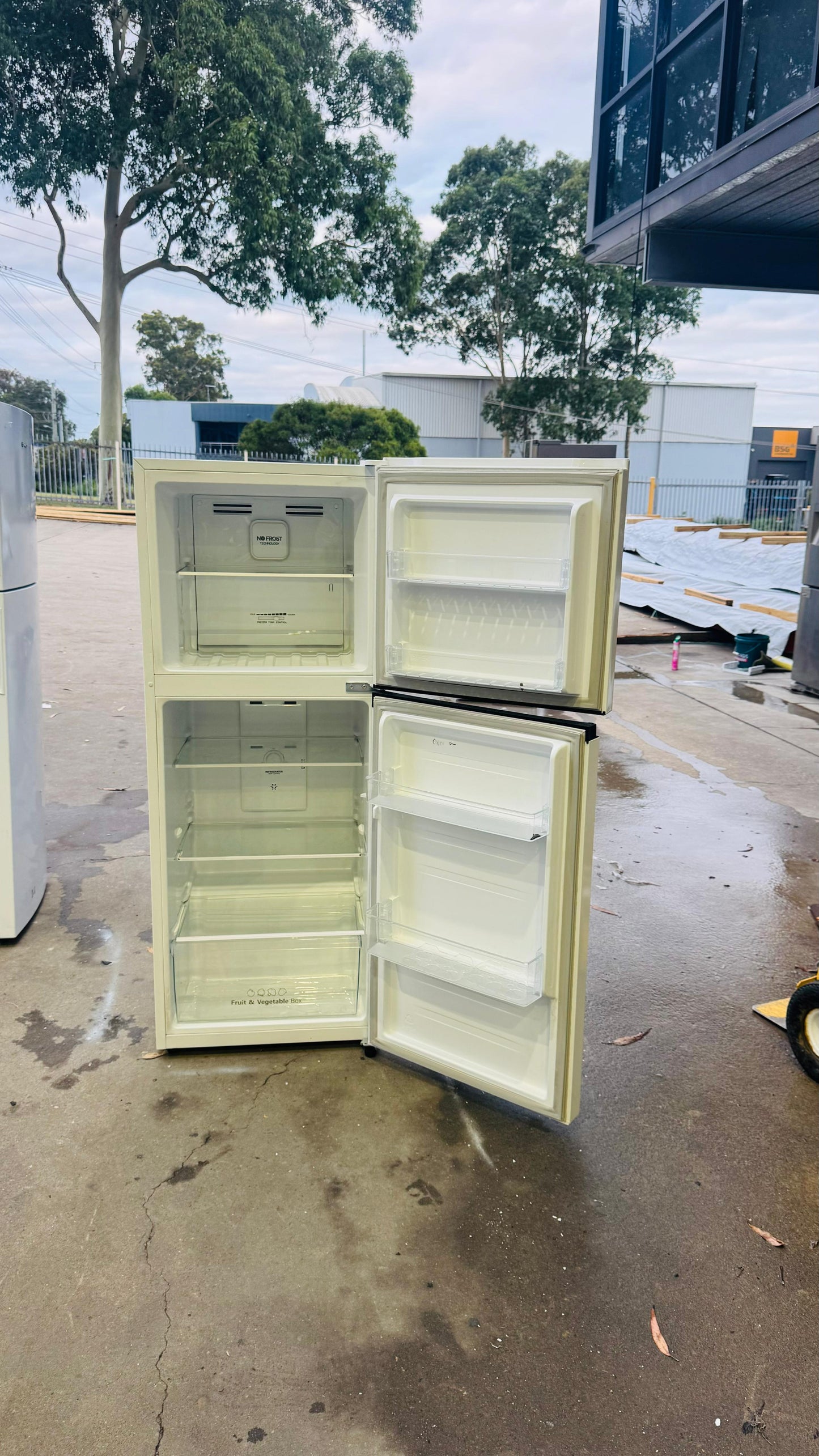 HISENSE 223 LITRES FRIDGE FREEZER