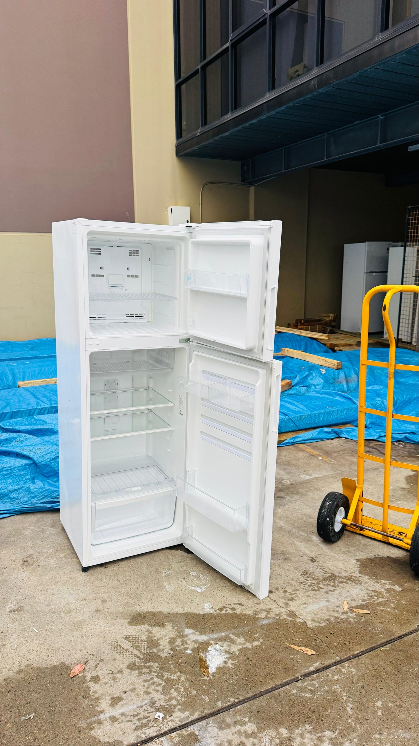 WESTINGHOUSE 275 LITRES FRIDGE FREEZER