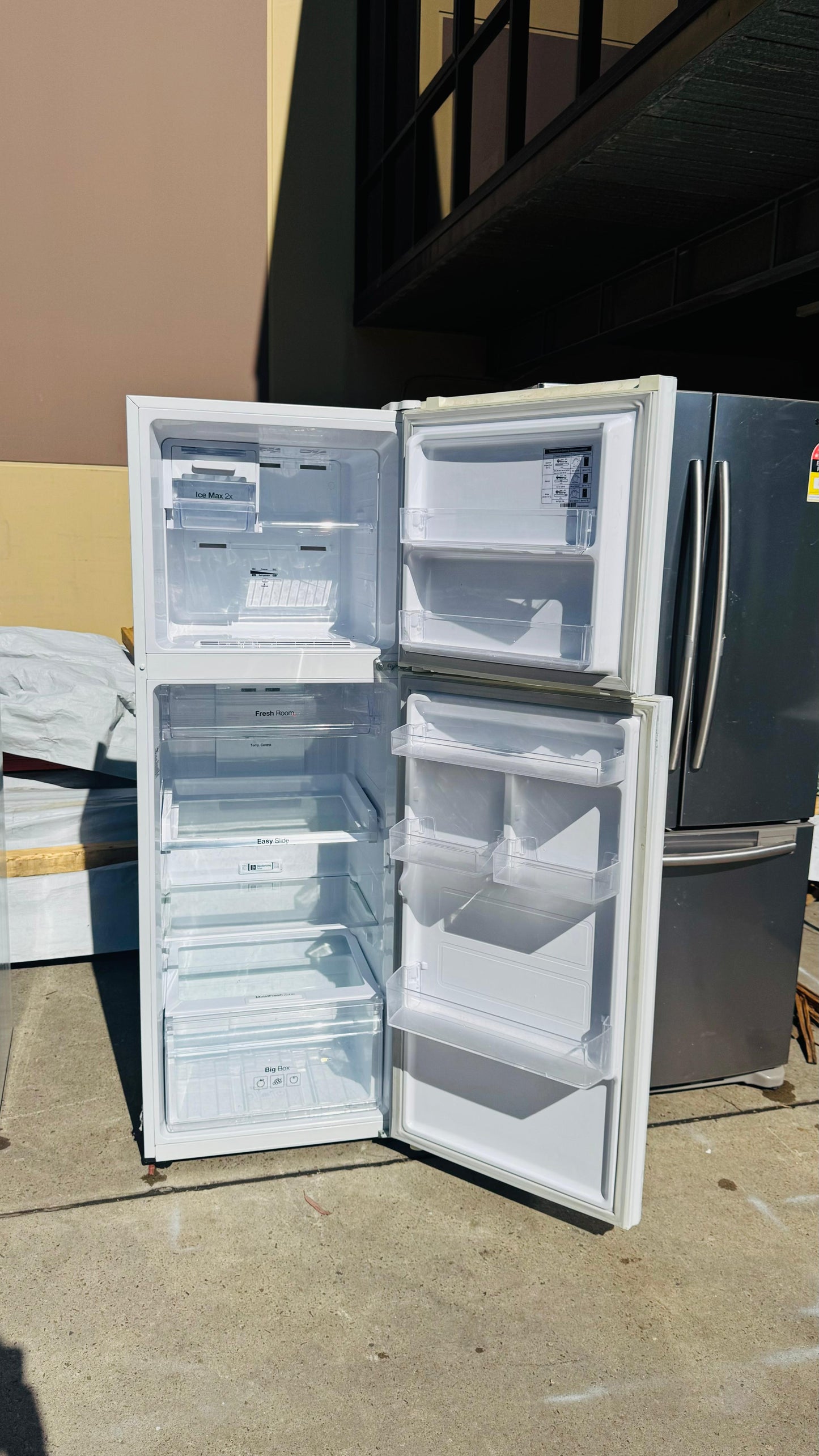 SAMSUNG 341 LITRES FRIDGE FREEZER